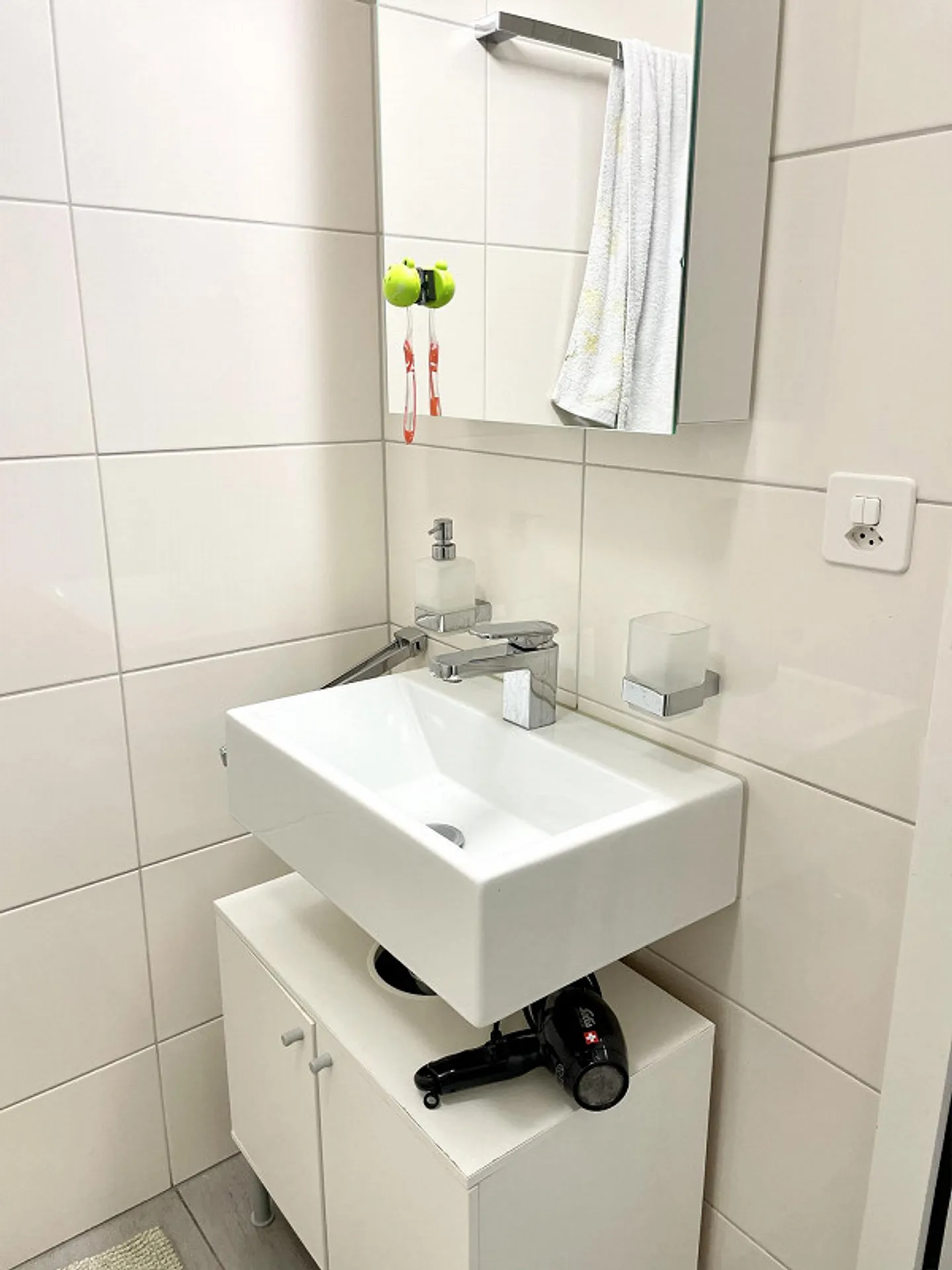 Appartement moderne de 4,5 pièces de 110 m2 avec 3 salles de bains dans un emplacement central - Photo 7 sur 9