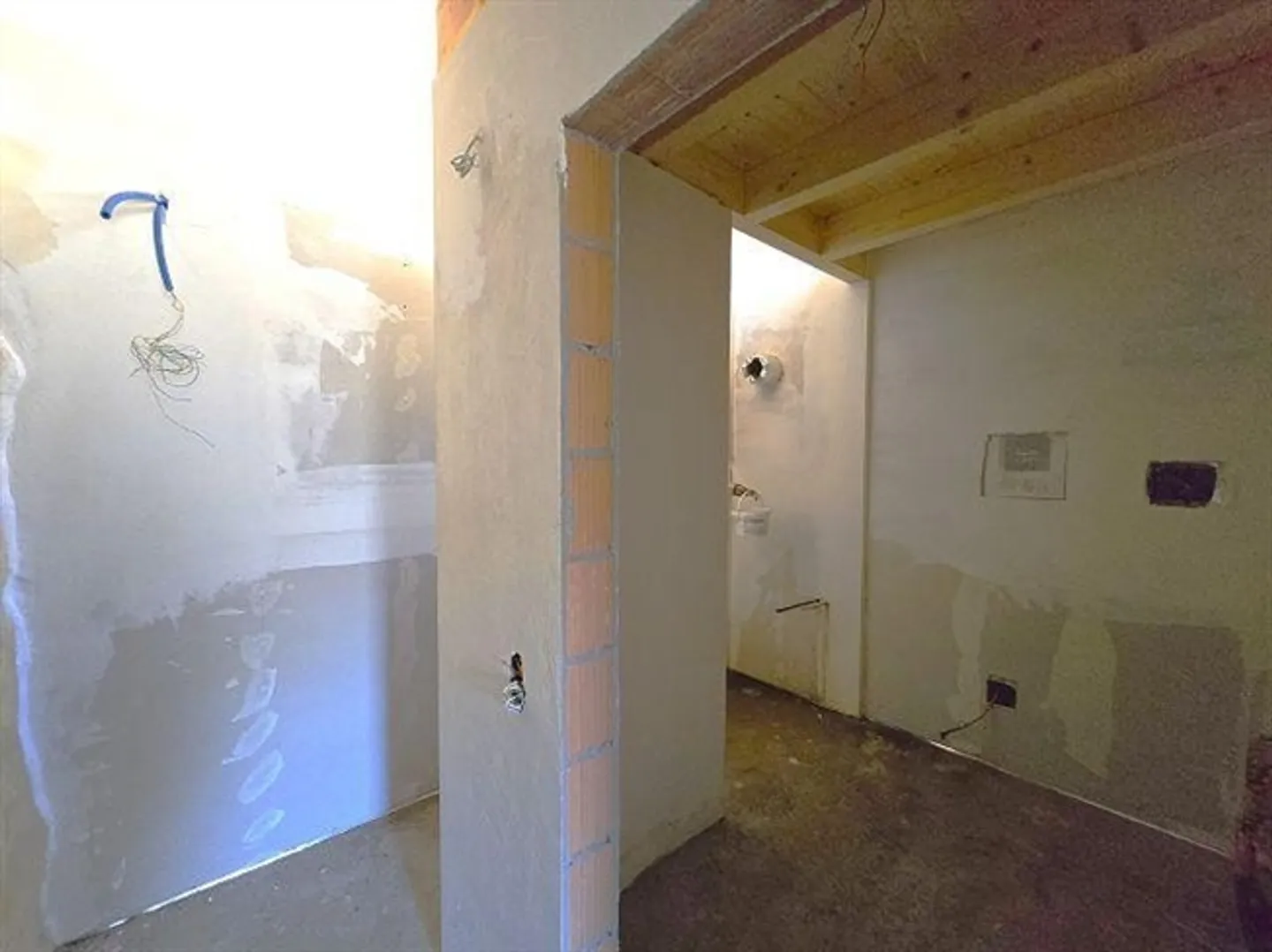 4-room rustic house to finish building with 5 ha of land - Photo 14 of 20