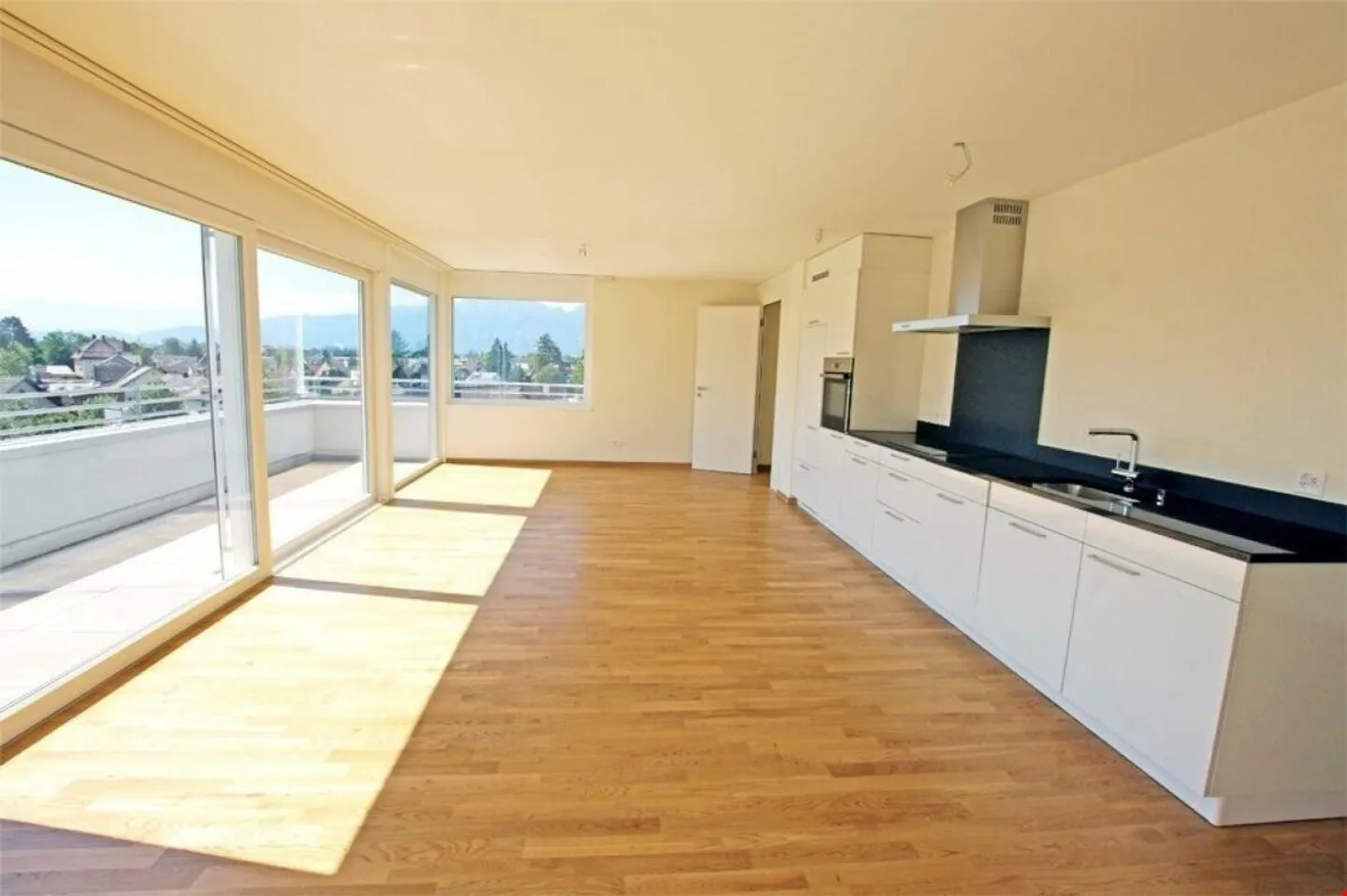 Sonnige 2.5 Zimmer-Attika-Wohnung mit Terrasse - Foto 2 von 5