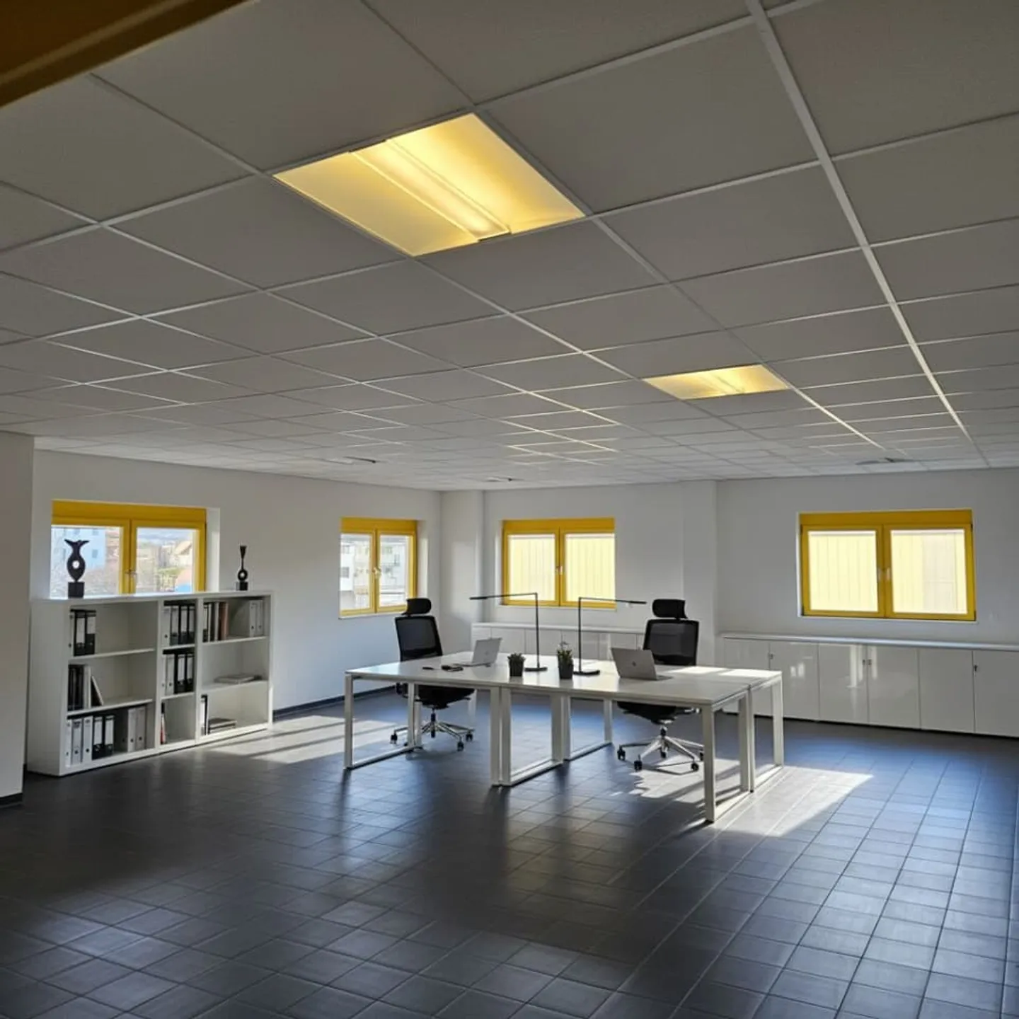 À louer - Surface de bureaux & atelier à Chavornay - Photo 1 of 7