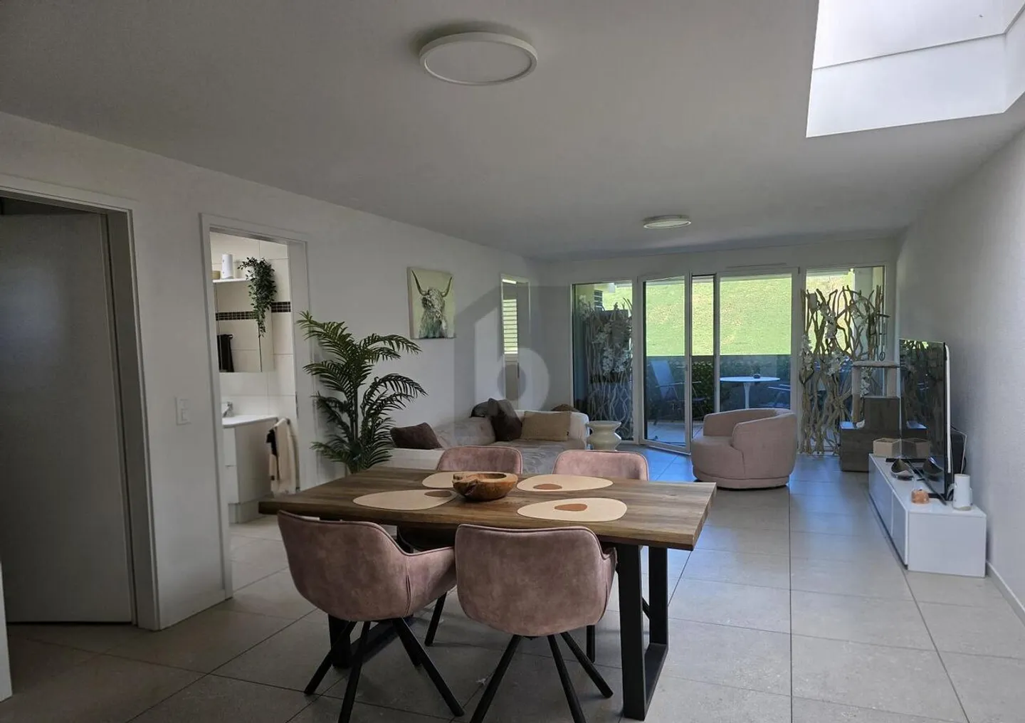 AUSGEZEICHNETER PREIS! MODERN MIT TERRASSE UND LOGGIA - Foto 2 von 6