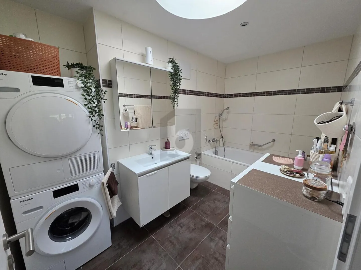 AUSGEZEICHNETER PREIS! MODERN MIT TERRASSE UND LOGGIA - Foto 5 von 6