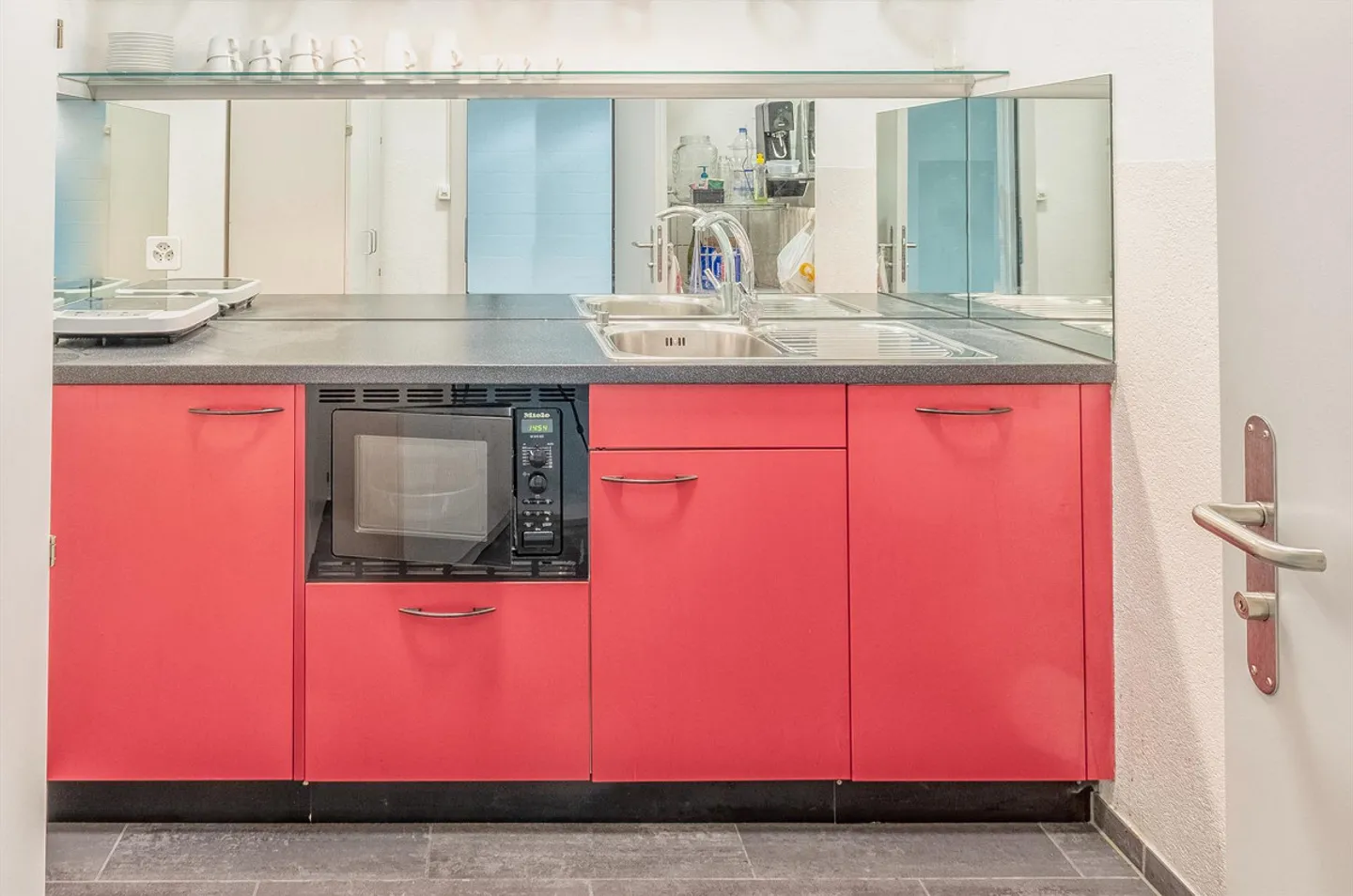 L'emplacement parfait pour votre bureau ou showroom ! - Photo 3 sur 3