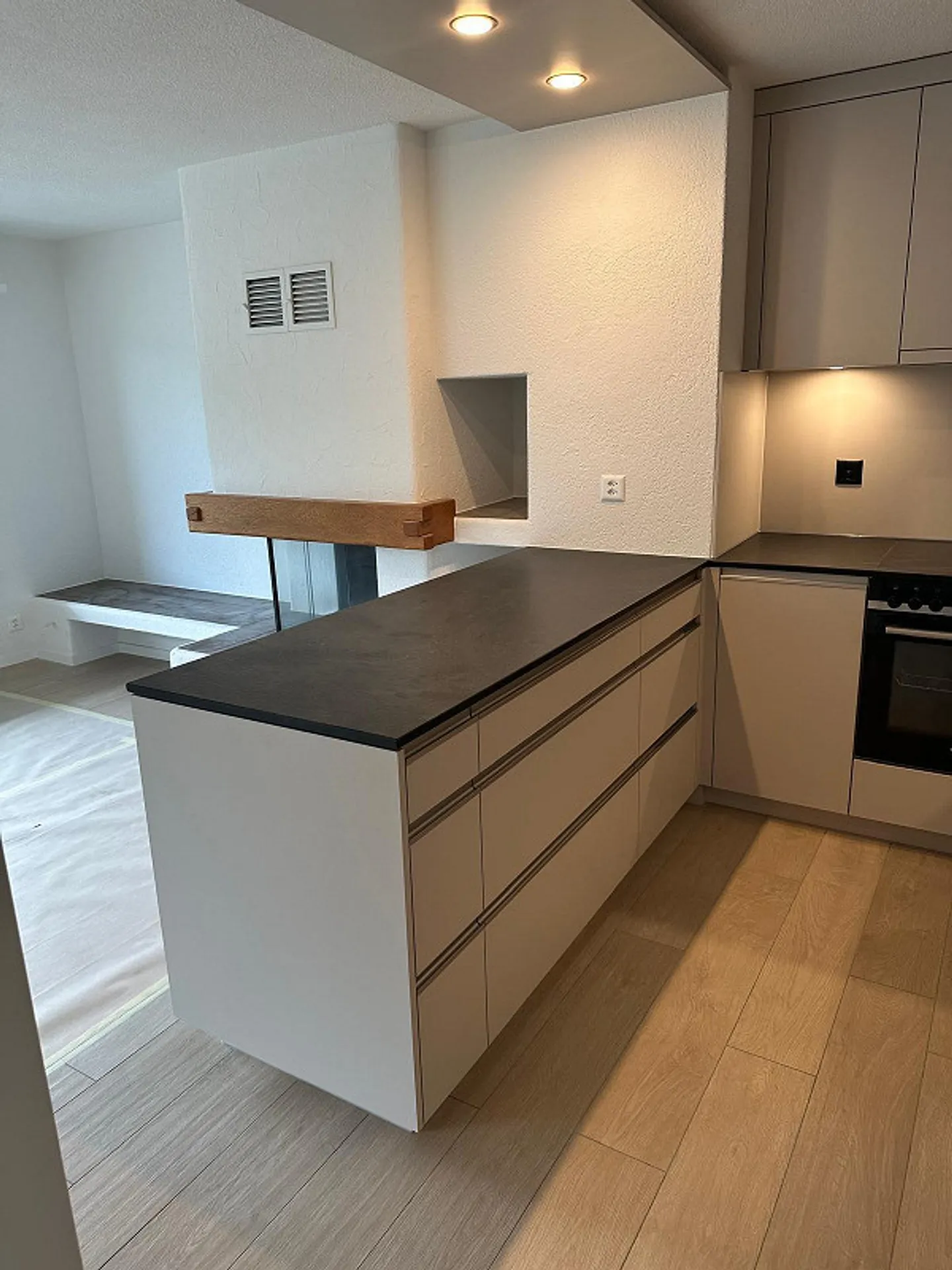 Moderne, nouvellement rénové et très ensoleillé appartement de 3,5 pièces - Photo 2 sur 5