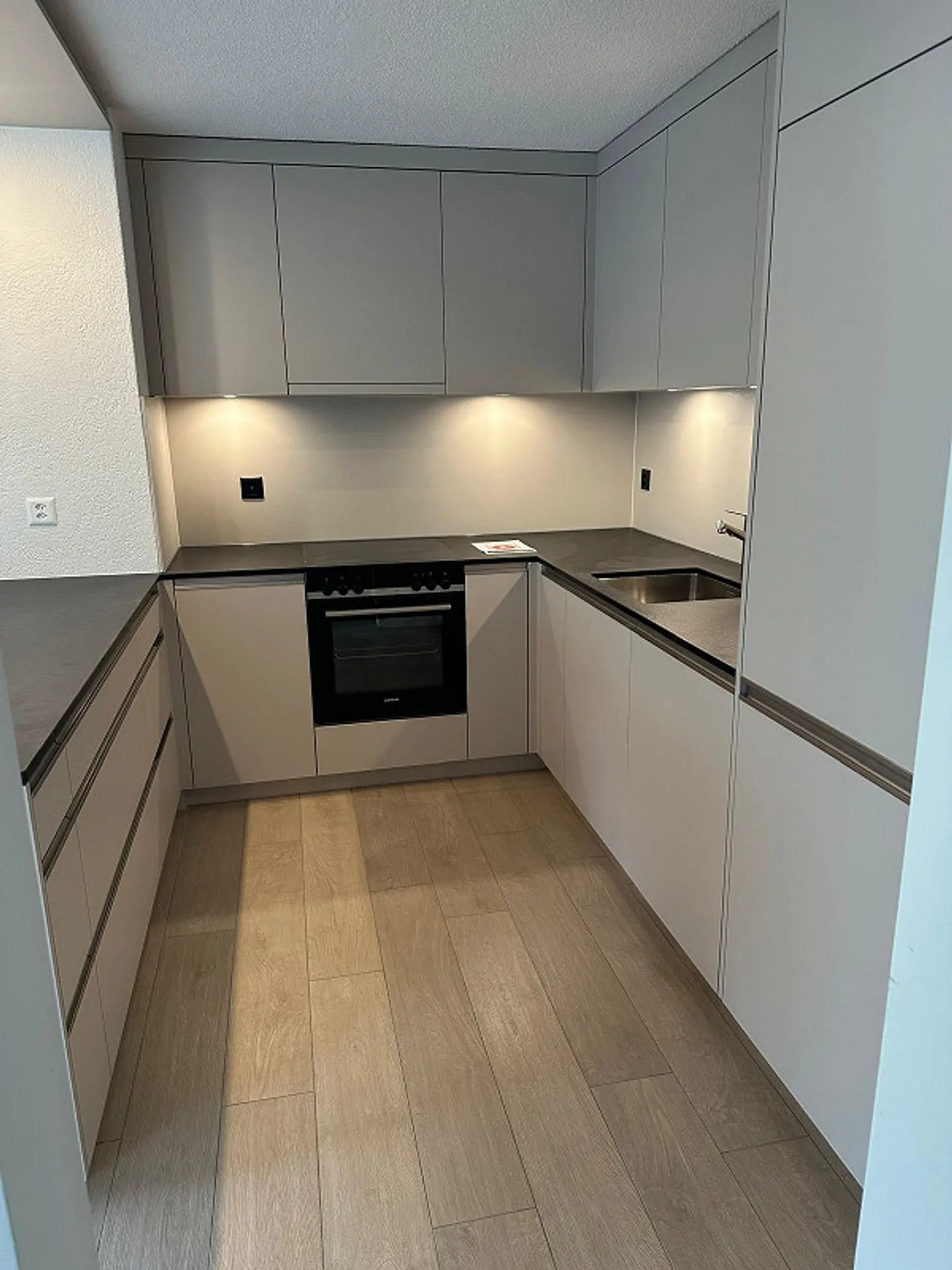Moderne, nouvellement rénové et très ensoleillé appartement de 3,5 pièces - Photo 3 sur 5
