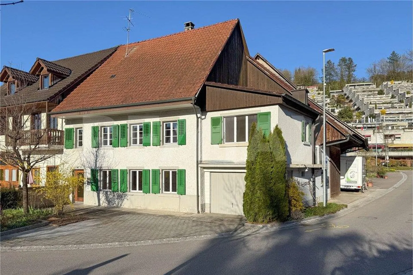 Your project in the village center of Zeiningen: Corner house with great potential - Photo 1 of 12