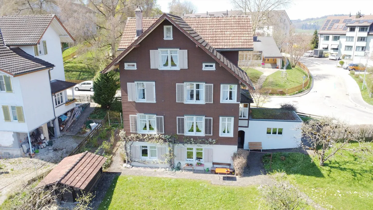 Charmante maison individuelle ou maison multifamiliale avec potentiel dans un grand jardin - Photo 2 sur 18