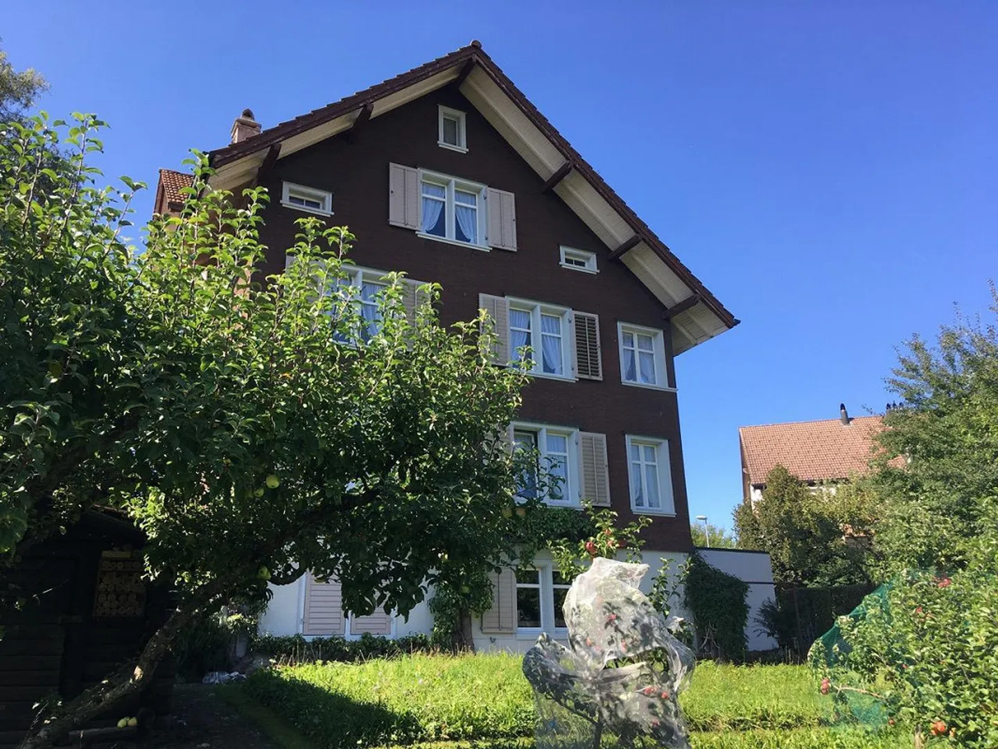 Charmante maison individuelle ou maison multifamiliale avec potentiel dans un grand jardin - Photo 3 sur 18
