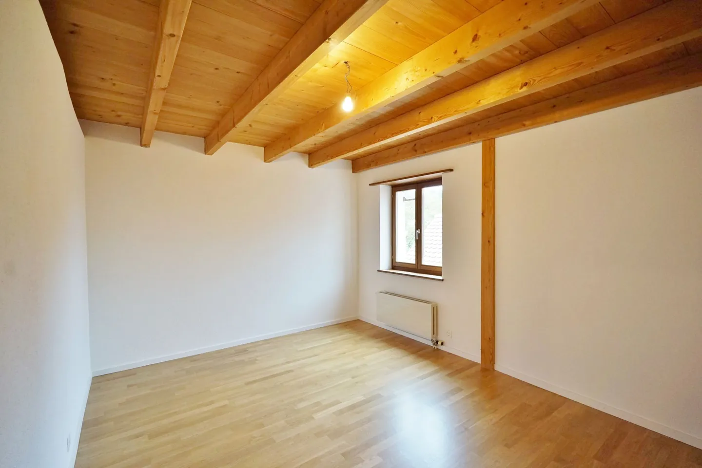 Charmante Dachgeschosswohnung mit Garten - Foto 3 von 8