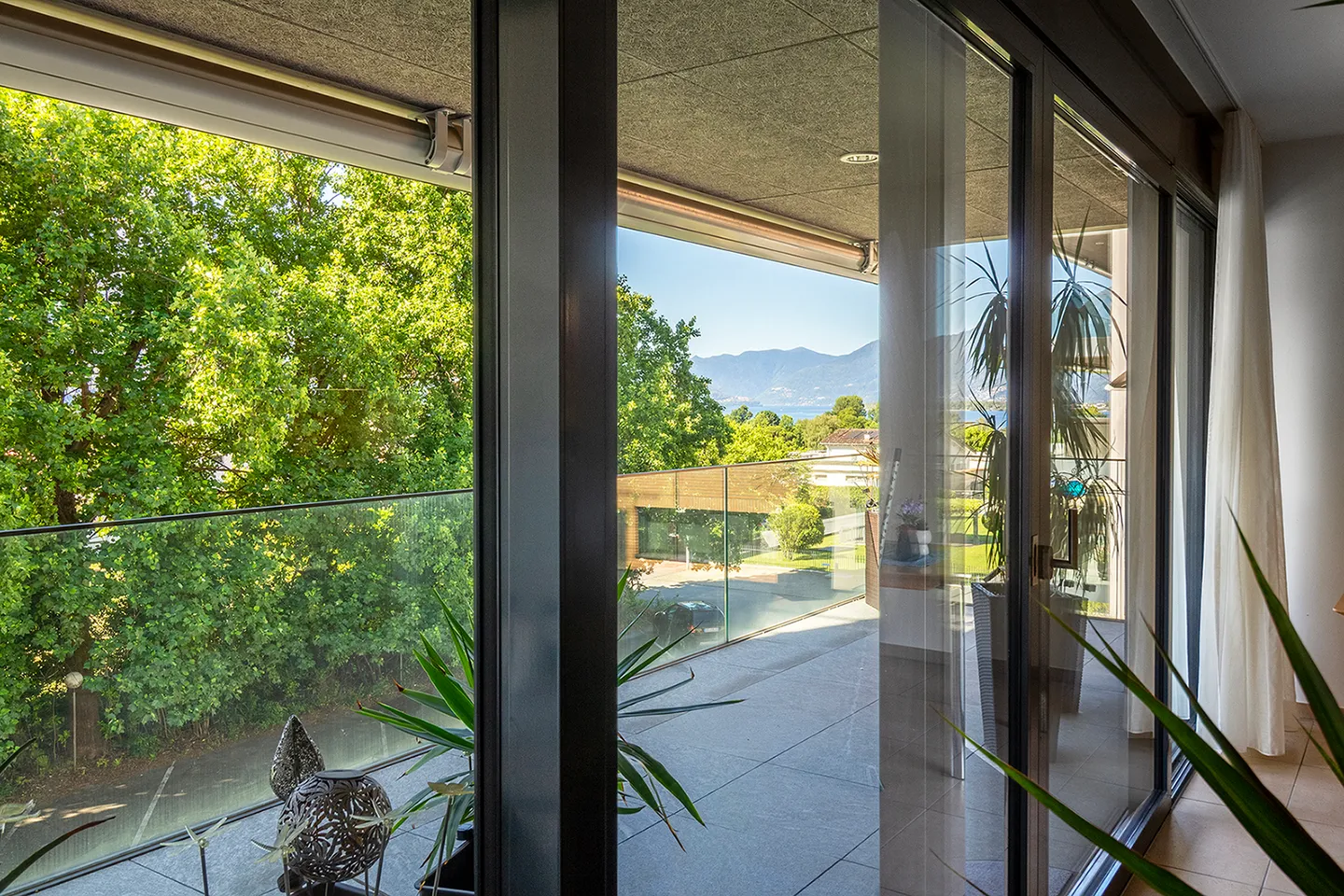 Beautiful apartment with terrace and lake view - Photo 4 of 12