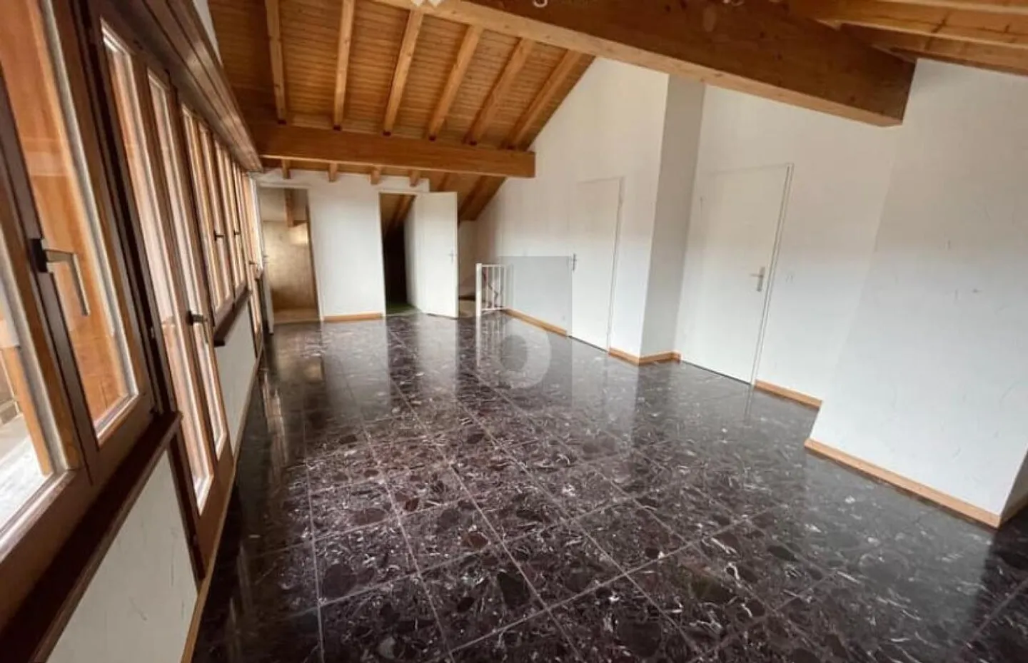 PIANO MOLTO SPAZIOSO CON DUE BALCONI - Foto 3 di 5