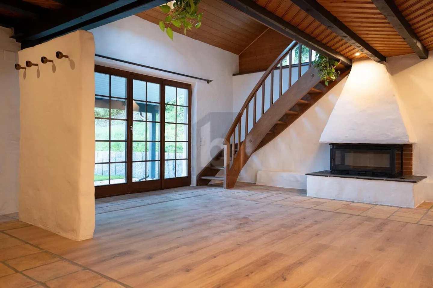 PRICE REDUCTION!! NEWLY RENOVATED WITH LARGE GARDEN - Photo 4 of 6