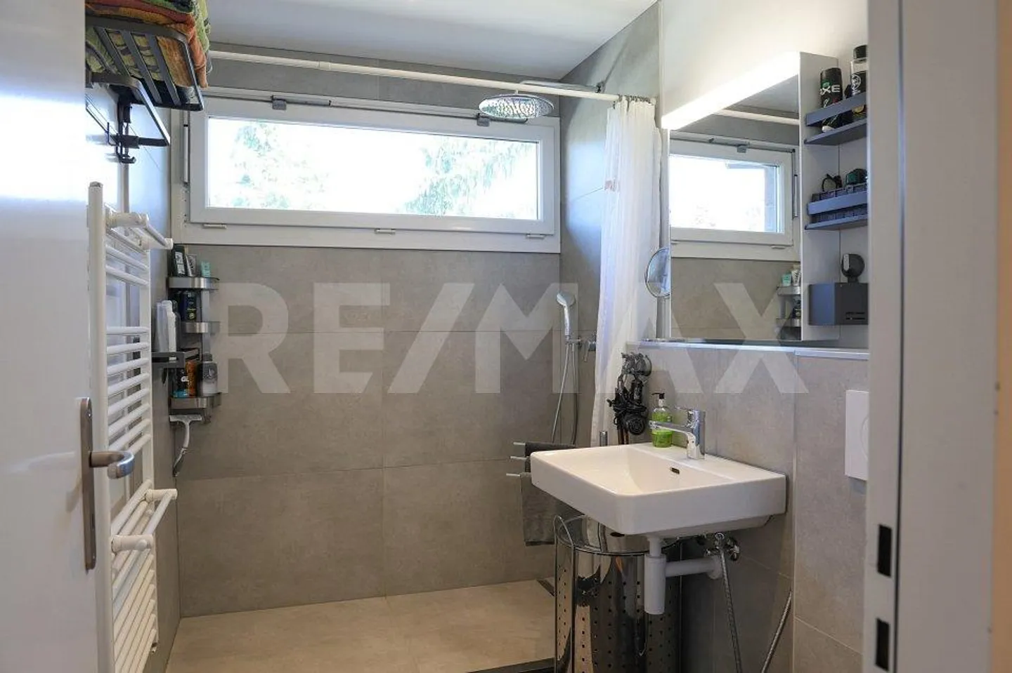 Esclusivo appartamento attico di 3,5 stanze con terrazza sul tetto a Reinach (BL) - Foto 7 di 13