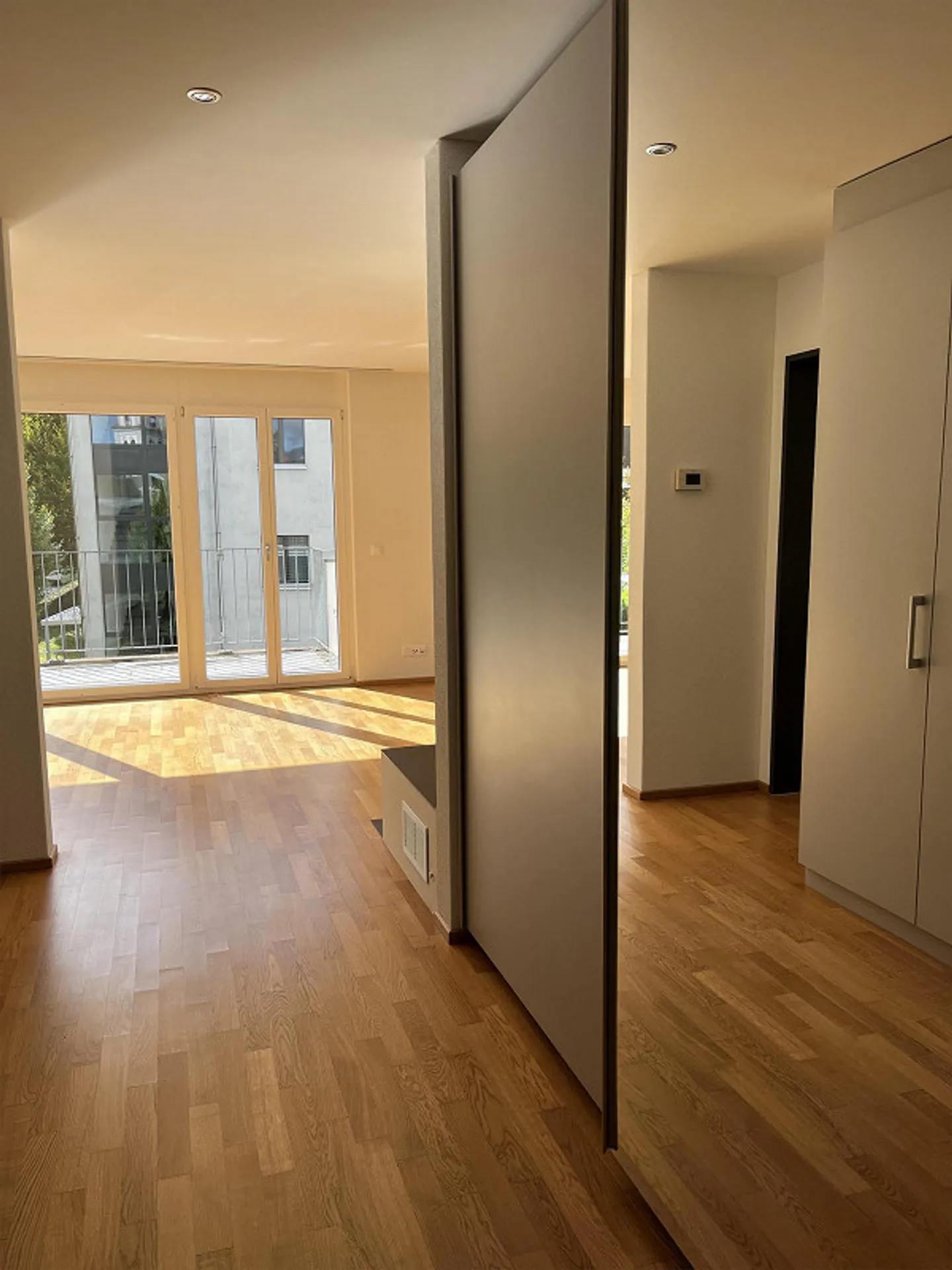 con accesso privato al lago e ampio spazio per ufficio/pratica - Foto 2 di 15