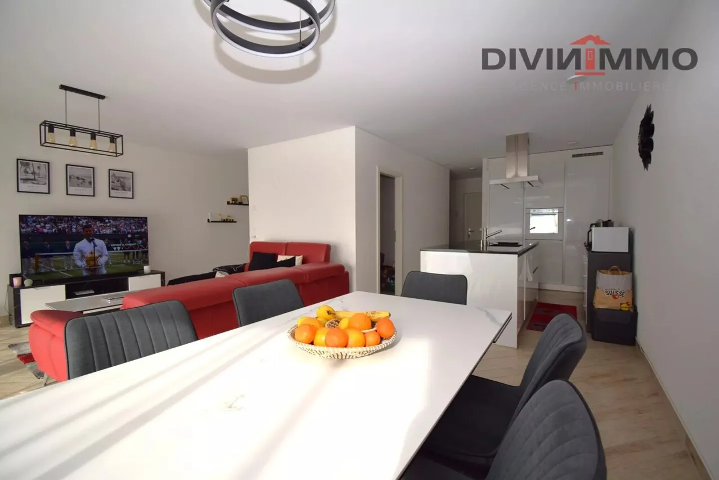 Bel appartement de luxe au cœur du village avec deux garages - Photo 3 sur 12