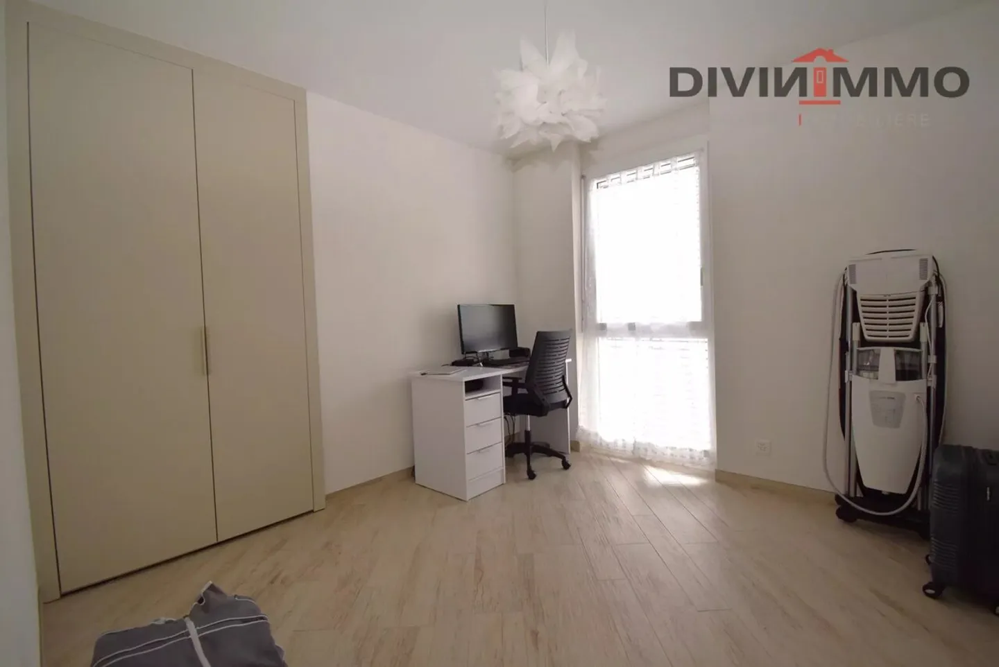 Bel appartement de luxe au cœur du village avec deux garages - Photo 9 sur 12