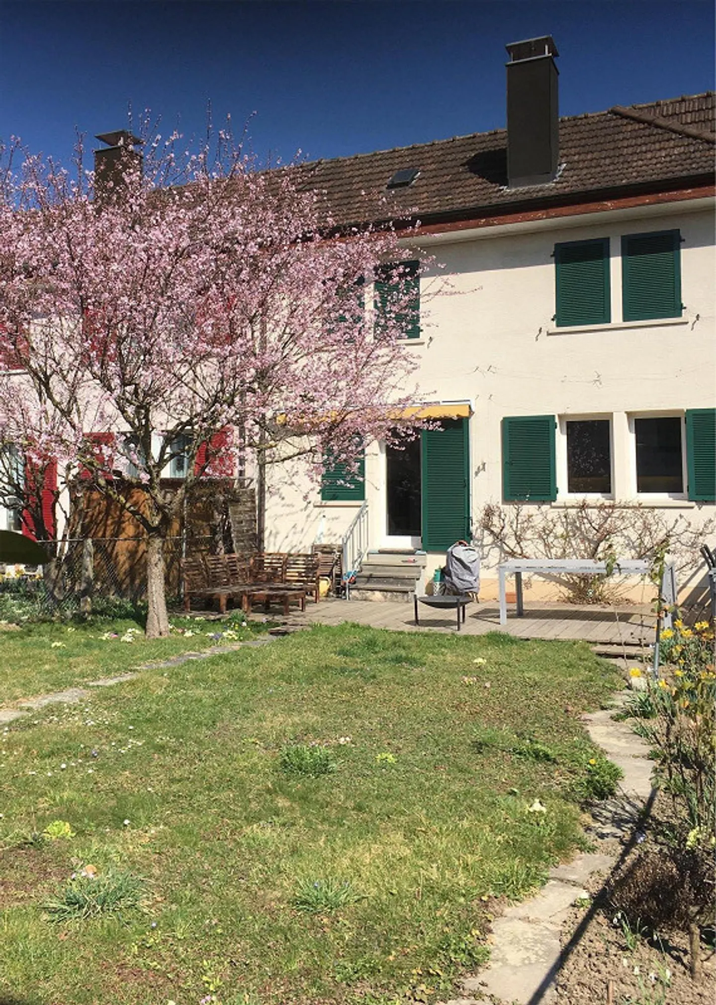 4 Room Terraced House with Large Garden - Photo 1 of 8