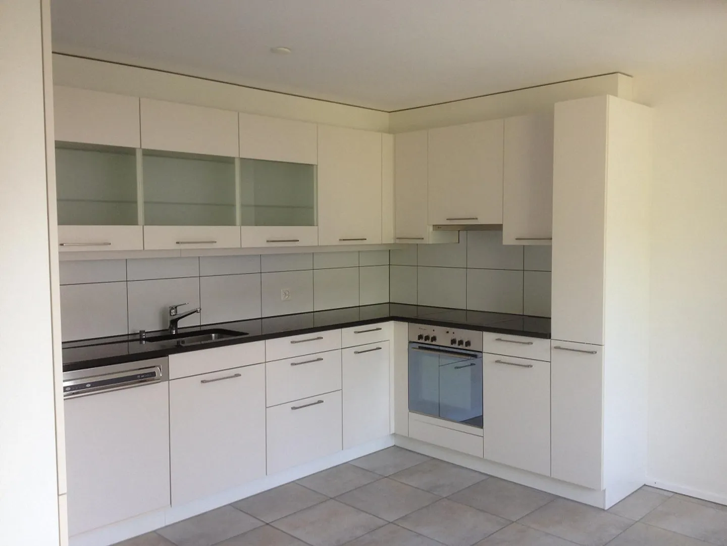 4 Room Terraced House with Large Garden - Photo 2 of 8