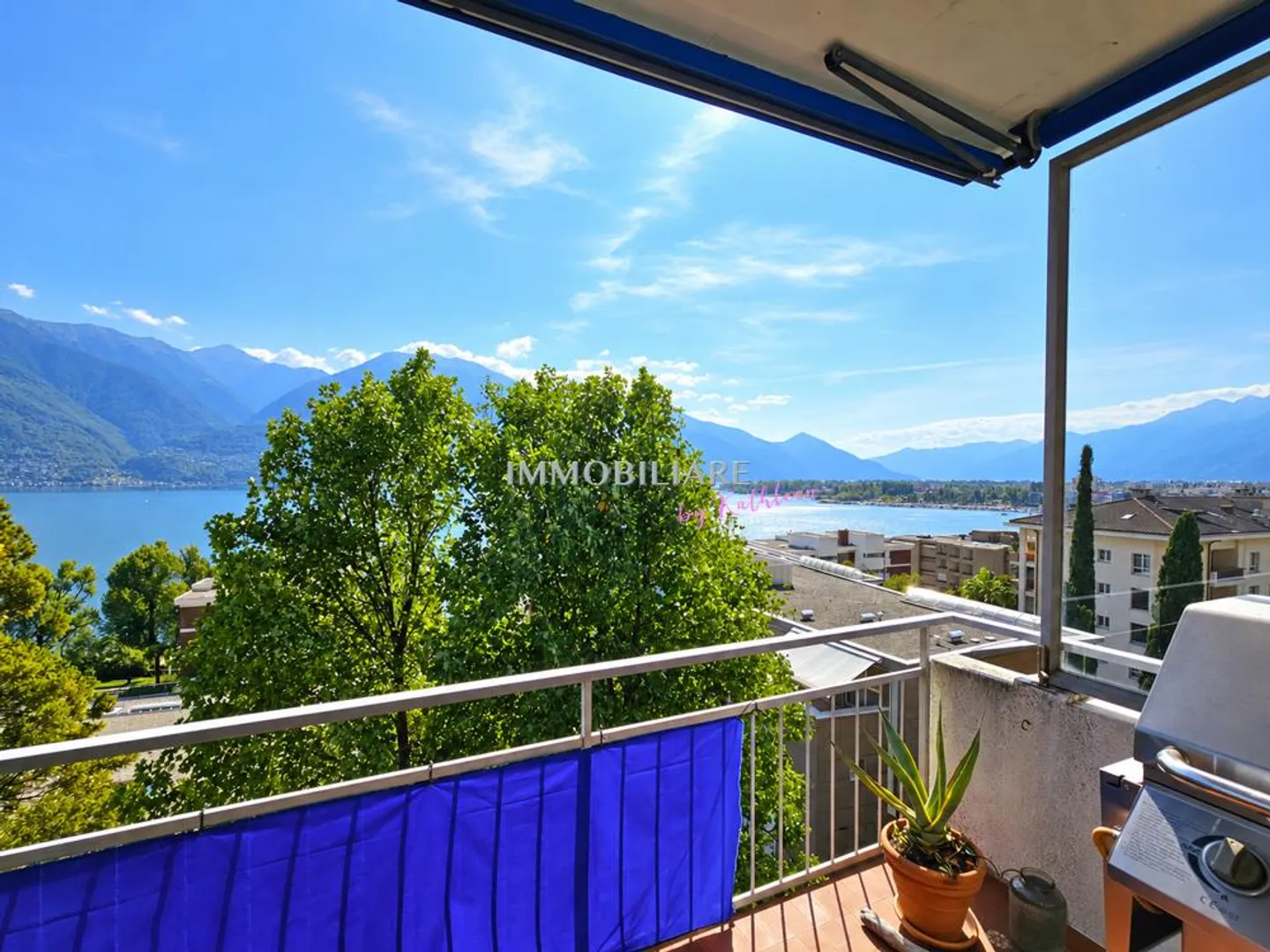 Votre place au premier rang au lac Majeur : Attique avec piscine intérieure et cheminée - Photo 2 sur 25