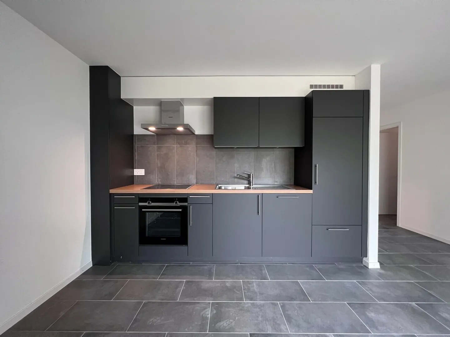 Magnificent and bright studio with balcony - Photo 1 of 5