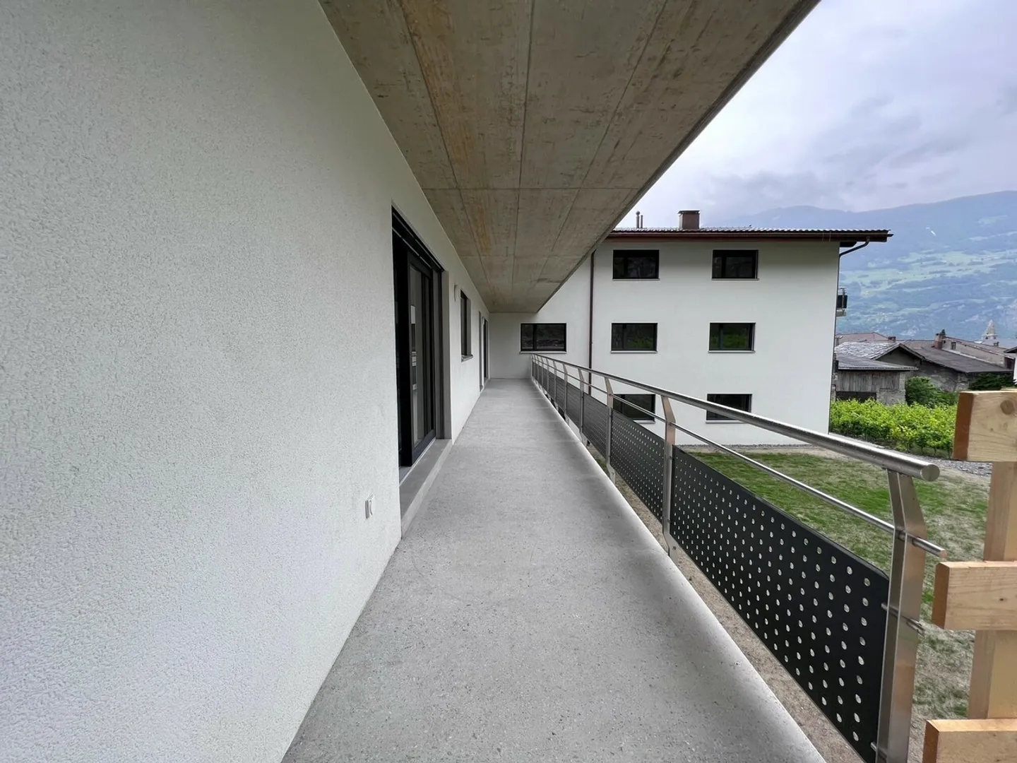 Magnificent and bright studio with balcony - Photo 3 of 5