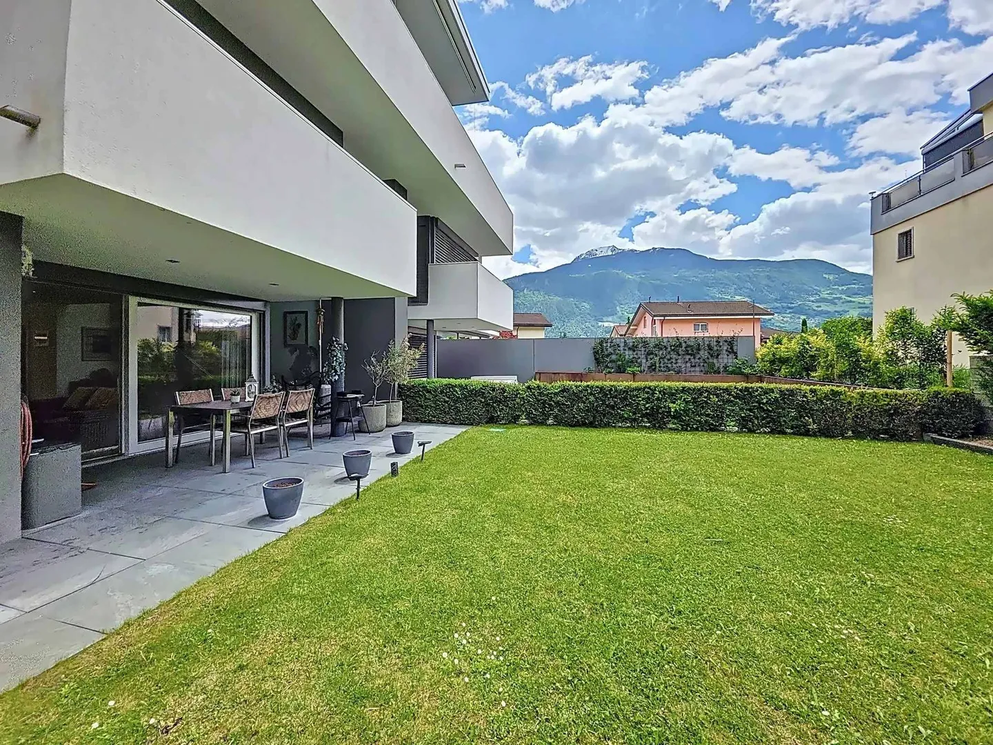 Appartamento in una casa bifamiliare con giardino privato - Foto 1 di 10