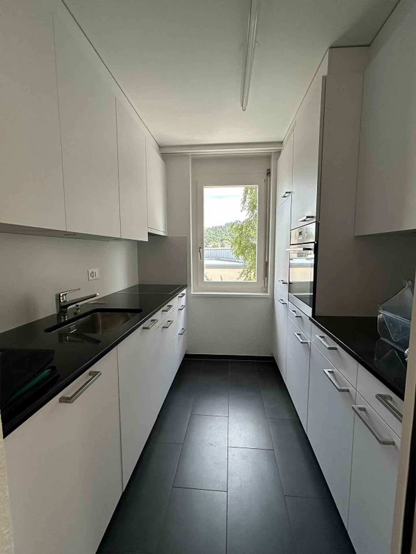 Appartement lumineux avec balcon, cheminée et équipements modernes - Photo 2 sur 8