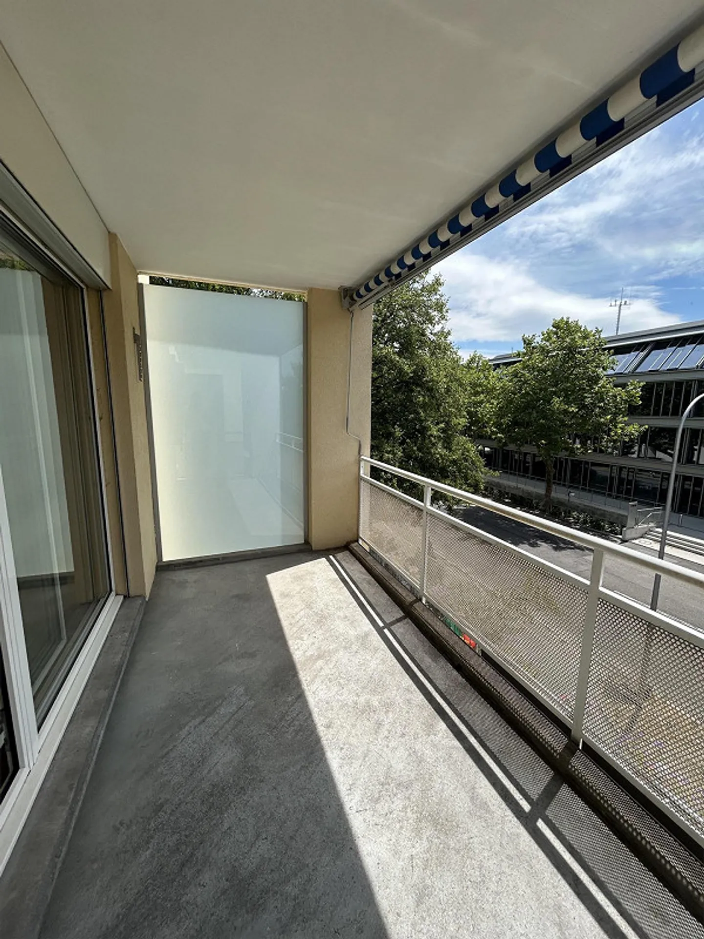 Appartement lumineux avec balcon, cheminée et équipements modernes - Photo 4 sur 8
