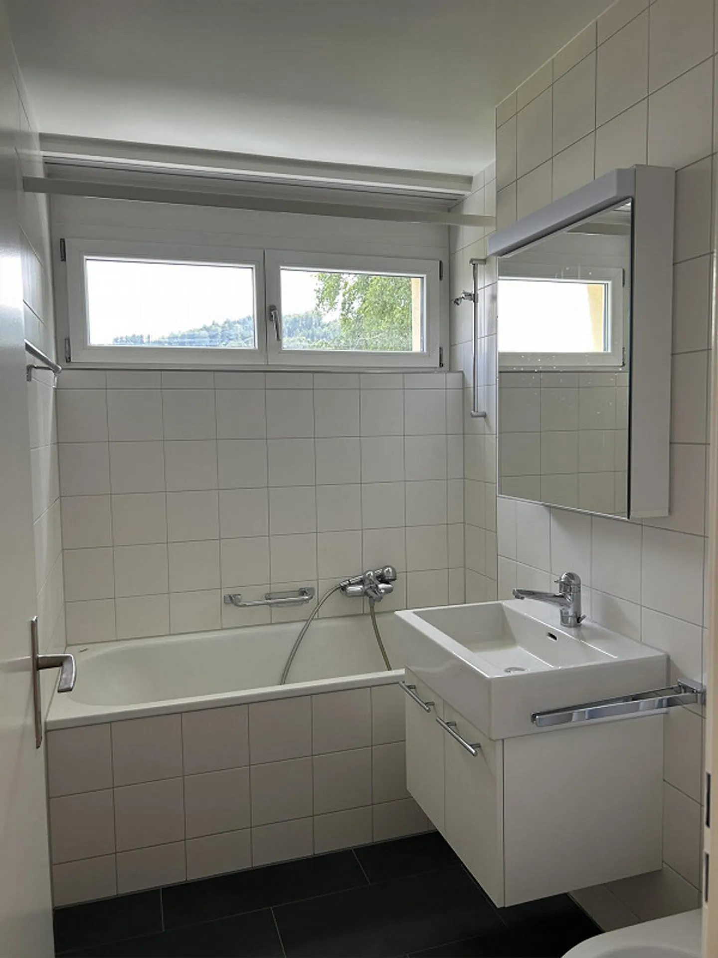 Appartement lumineux avec balcon, cheminée et équipements modernes - Photo 5 sur 8