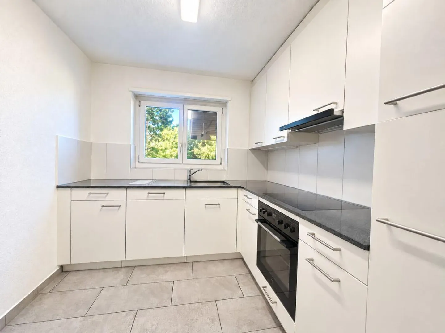 Moderne Wohnung mit grosszügigem Sitzplatz - Foto 3 von 9