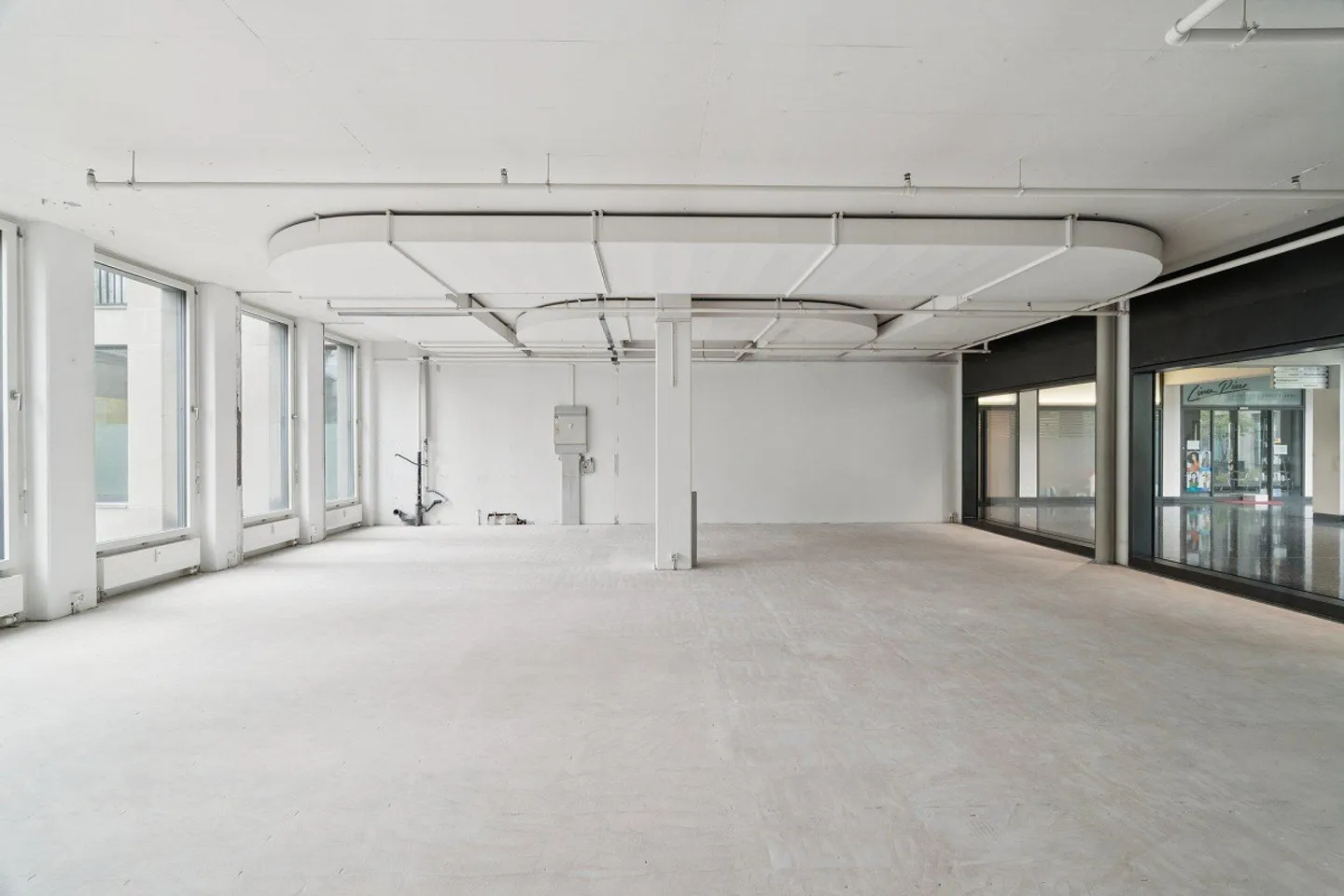 Espace de vente / cabinet dans un emplacement privilégié au centre de Möwe Wetzikon ! - Photo 11 sur 13