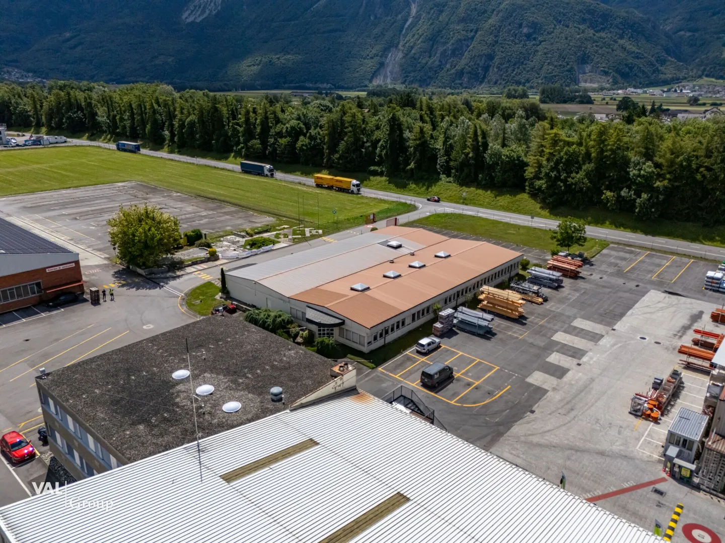 Edificio ad uso misto in affitto - Foto 2 di 13