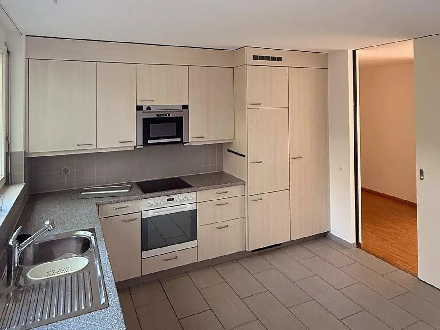 Spacious 4.5-room apartment with private garden in Reigoldswil - Photo 4 of 6