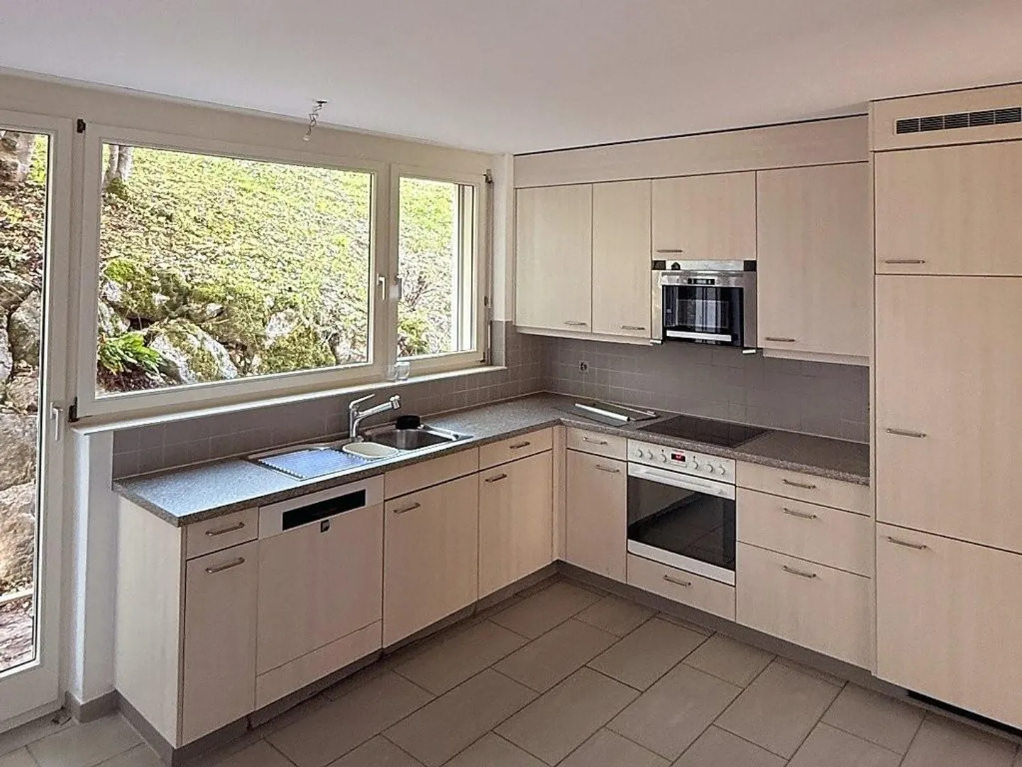 Spacious 4.5-room apartment with private garden in Reigoldswil - Photo 3 of 6