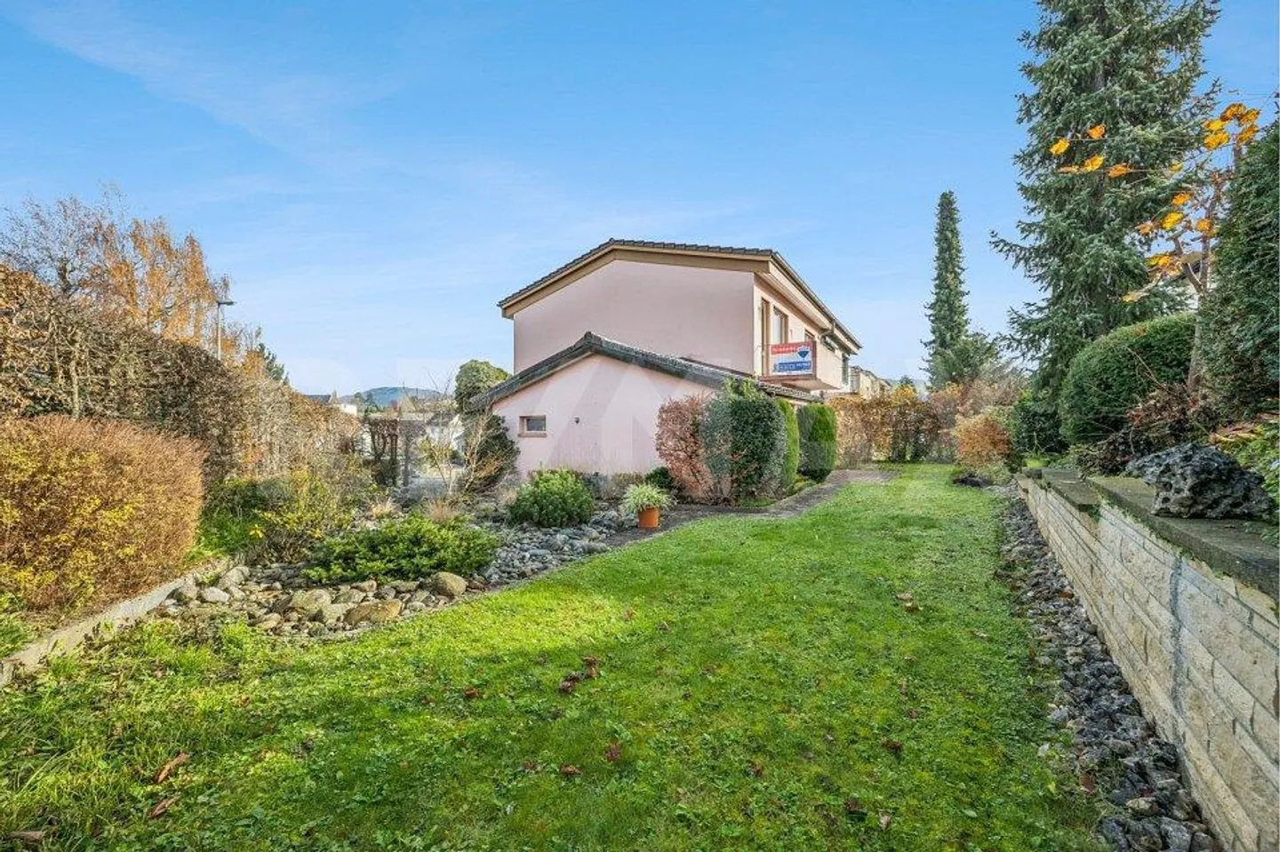 Maison semi-détachée nécessitant des rénovations avec beaucoup de potentiel - Photo 1 sur 13