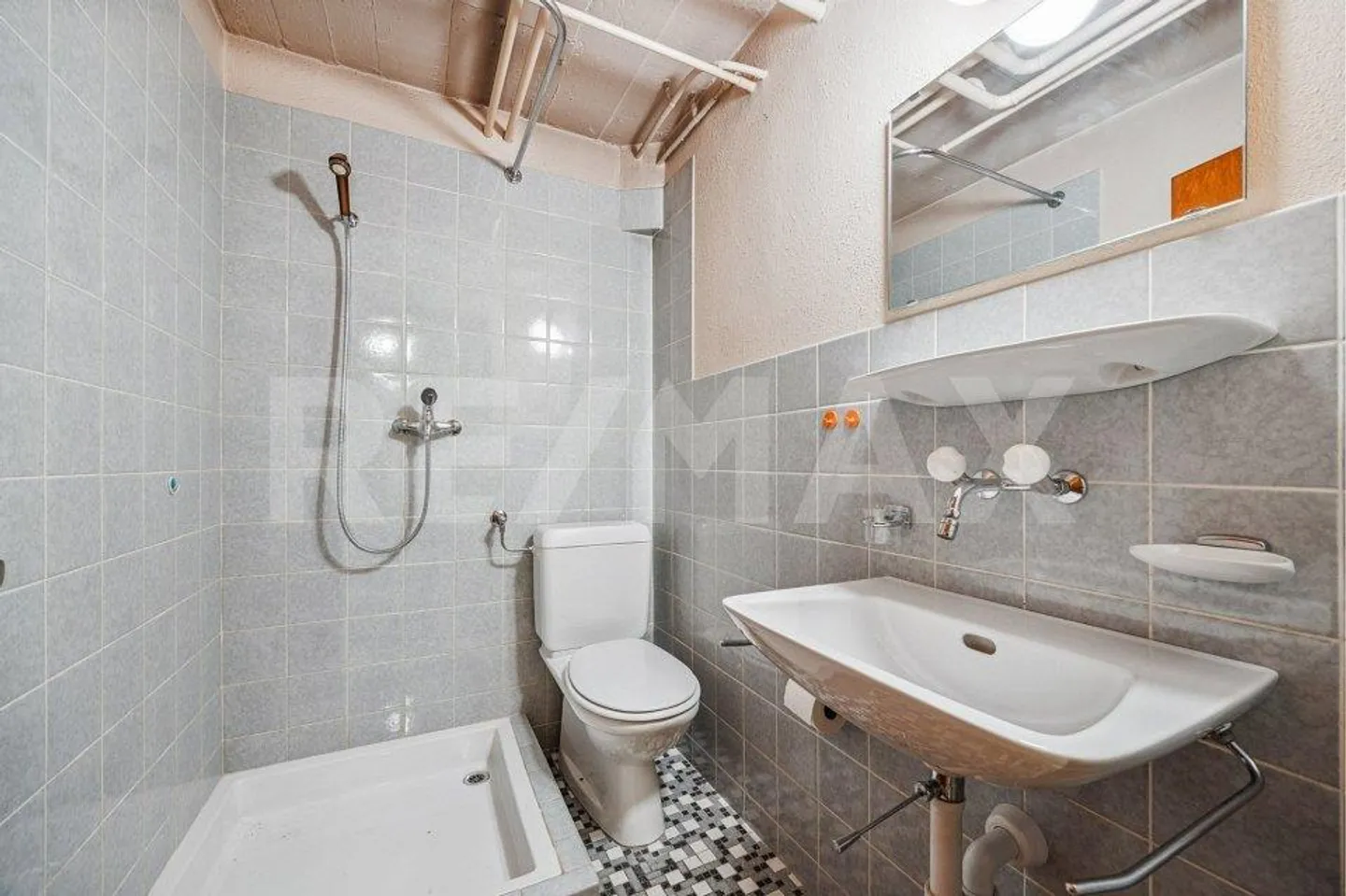 Maison semi-détachée nécessitant des rénovations avec beaucoup de potentiel - Photo 13 sur 13