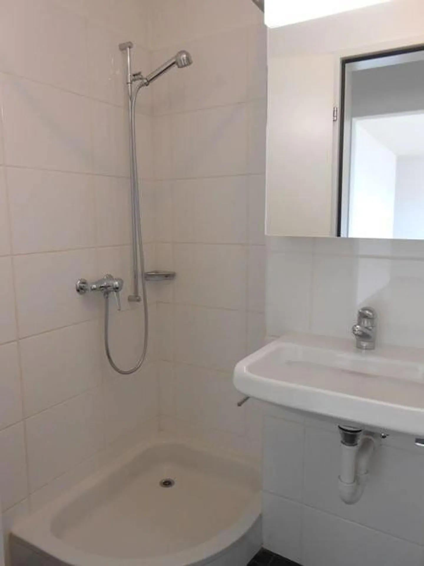 Camera singola con bagno come studio o ufficio - Foto 3 di 3