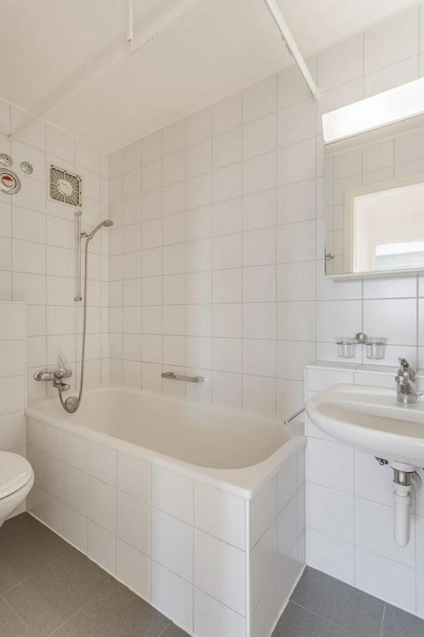 Charming, Quiet Apartment by Lake Zug - Photo 5 of 9