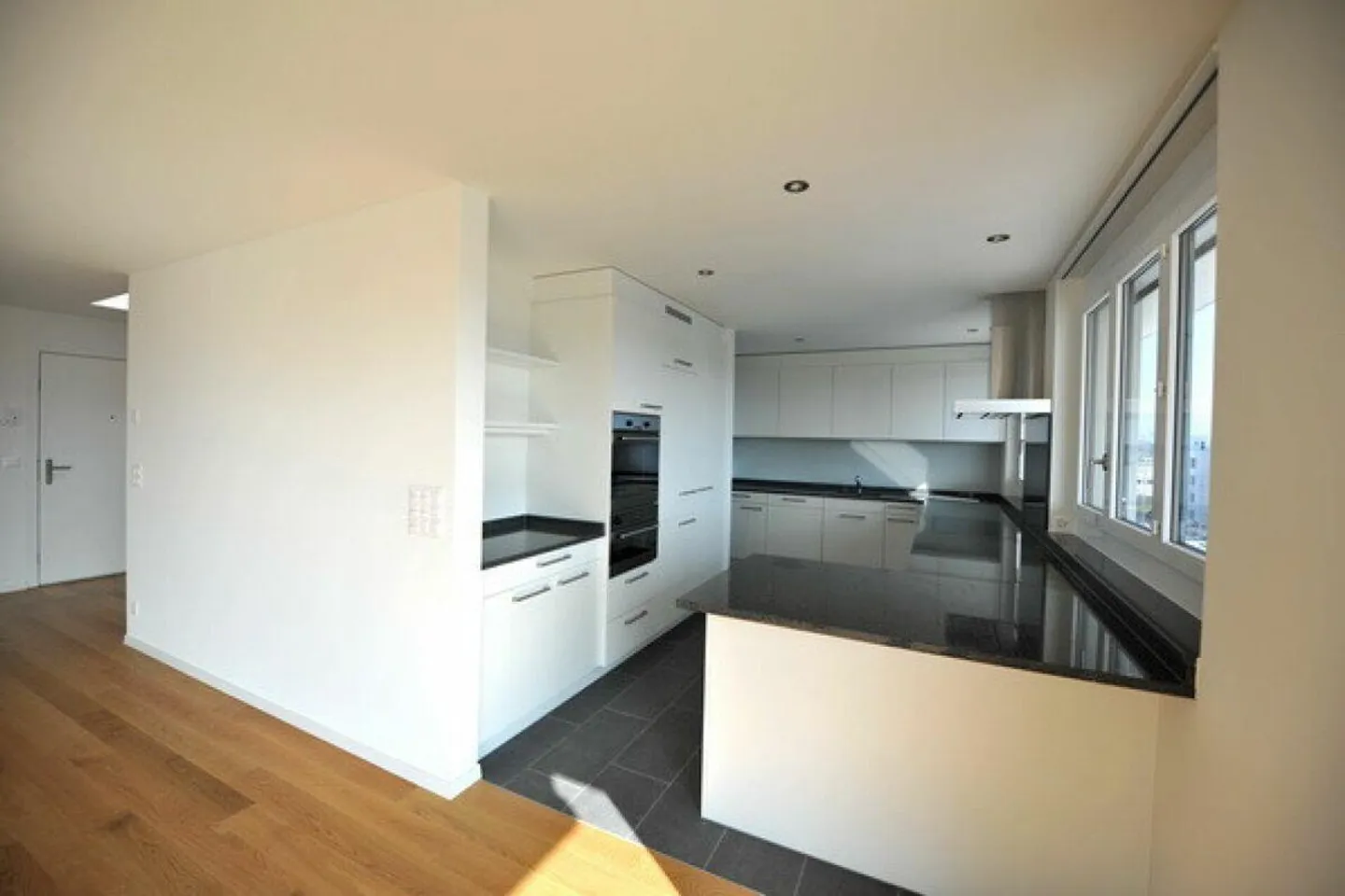 Beautiful 5 1/2-room penthouse apartment with fireplace is looking for YOU! - Photo 2 of 12