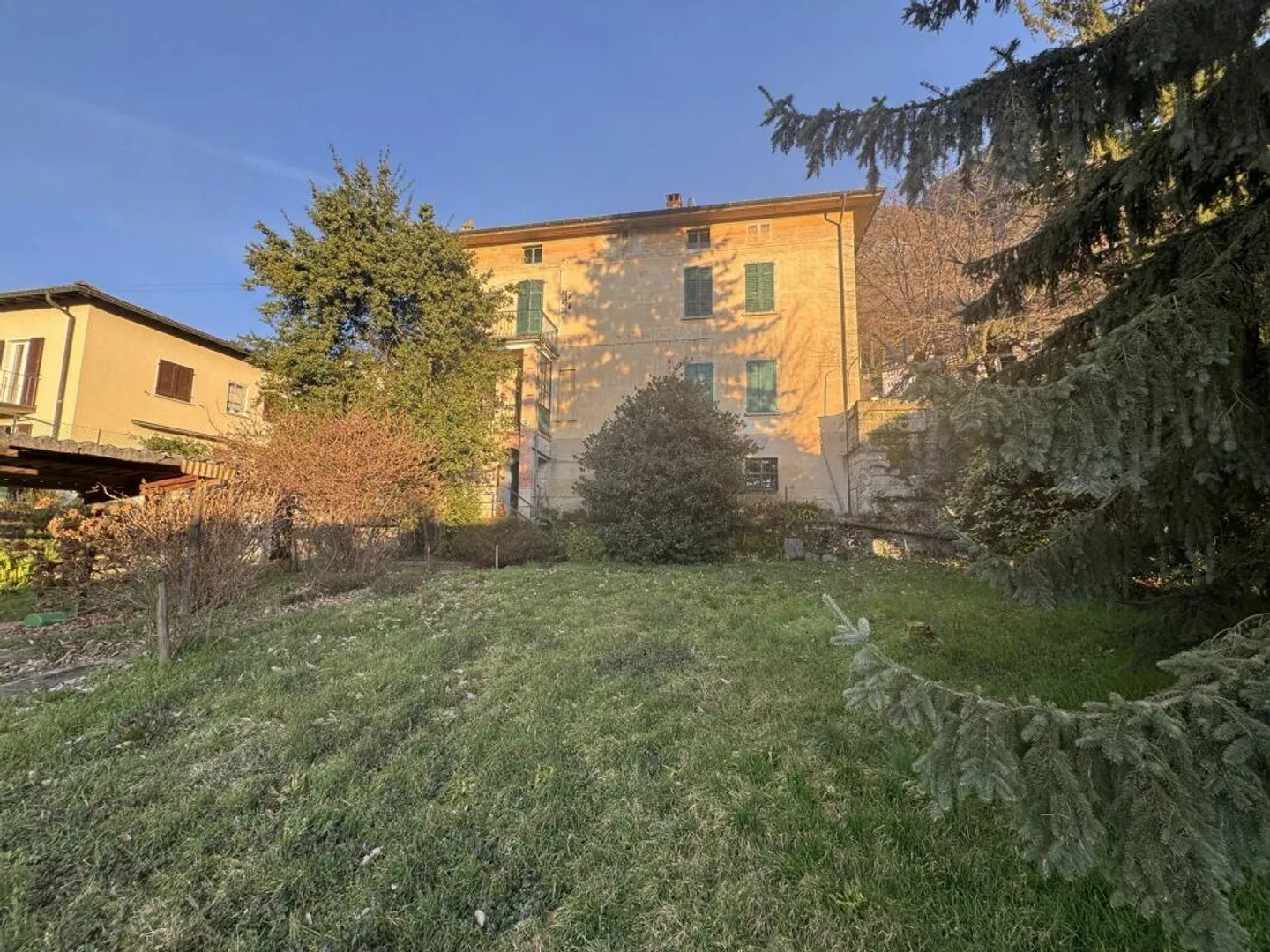 Casa da ristrutturare con terreno edificabile - Foto 4 di 7