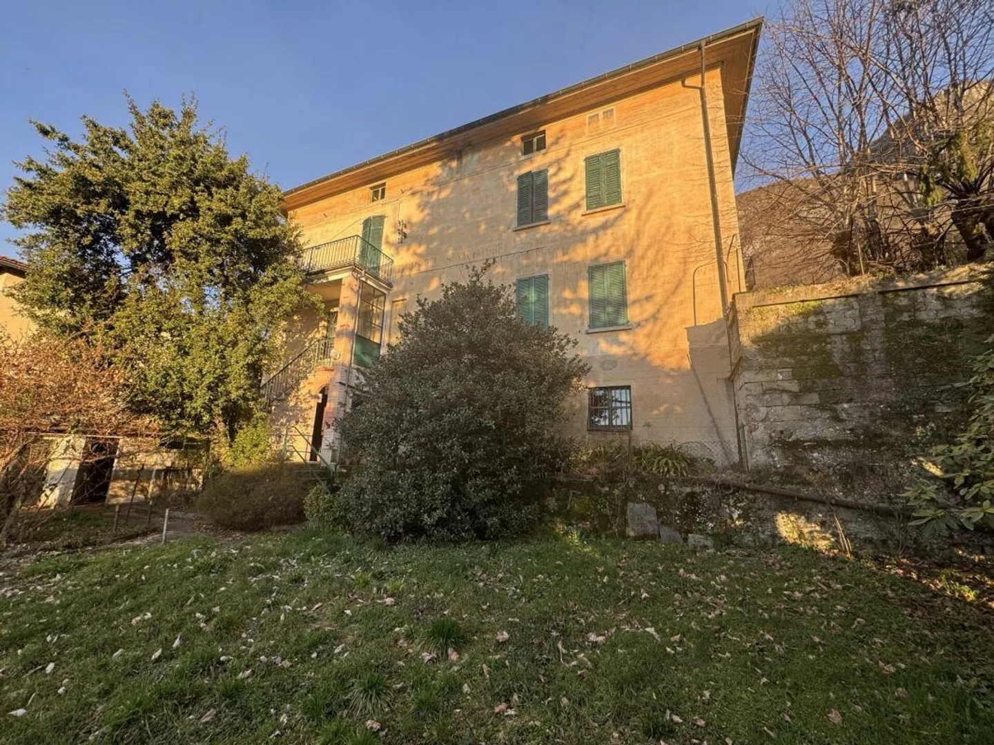 Casa da ristrutturare con terreno edificabile - Foto 3 di 7