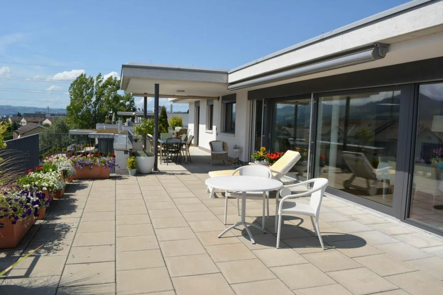 Beautiful 5 1/2-room penthouse apartment with fireplace is looking for YOU! - Photo 10 of 12