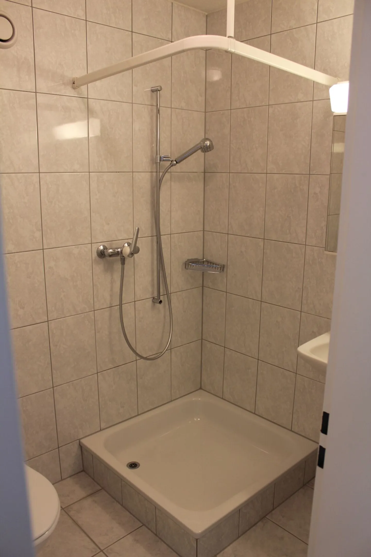 Large, bright attic apartment in a quiet location with a wide view - Photo 9 of 11