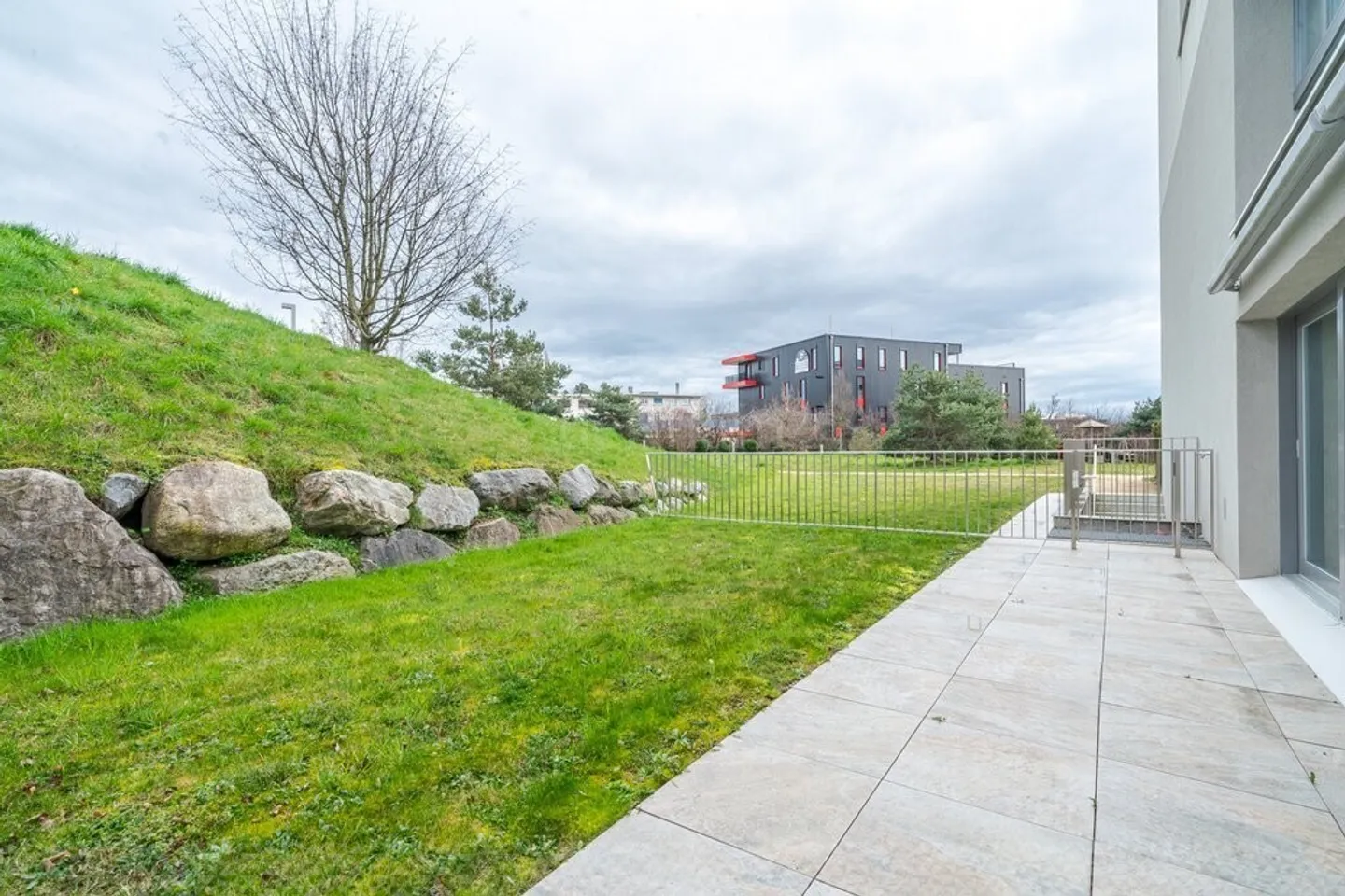Beautiful ground floor space with private terrace - Photo 6 of 10