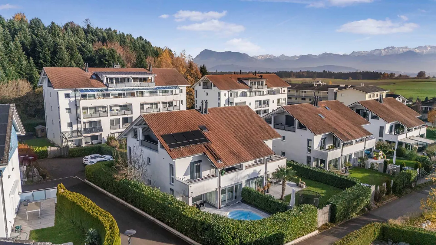 Wohnoase mit Pool – 6.5 Zimmer Doppeleinfamilienhaus - Foto 1 von 6