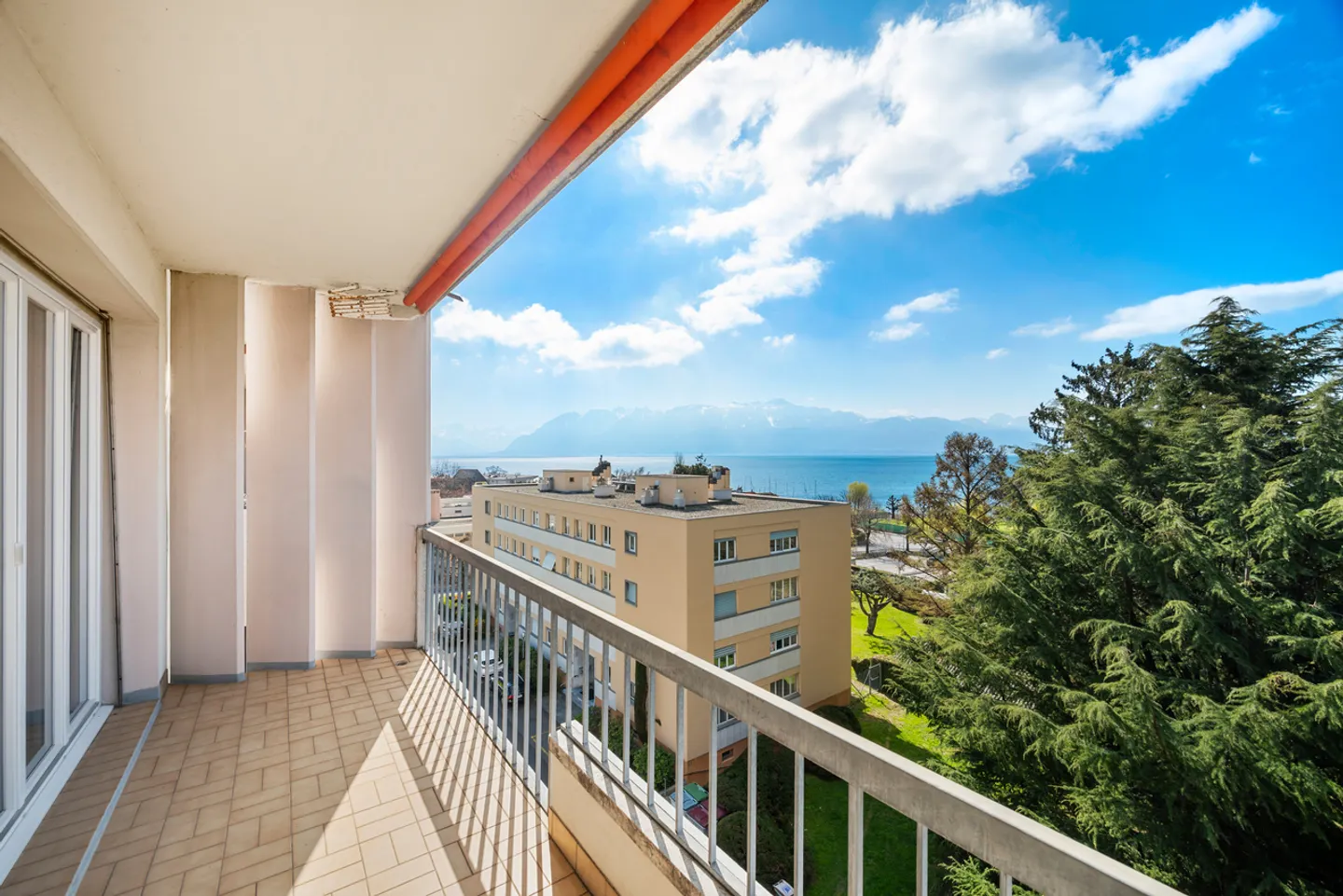 Bright Apartment with Lake View - Photo 1 of 13