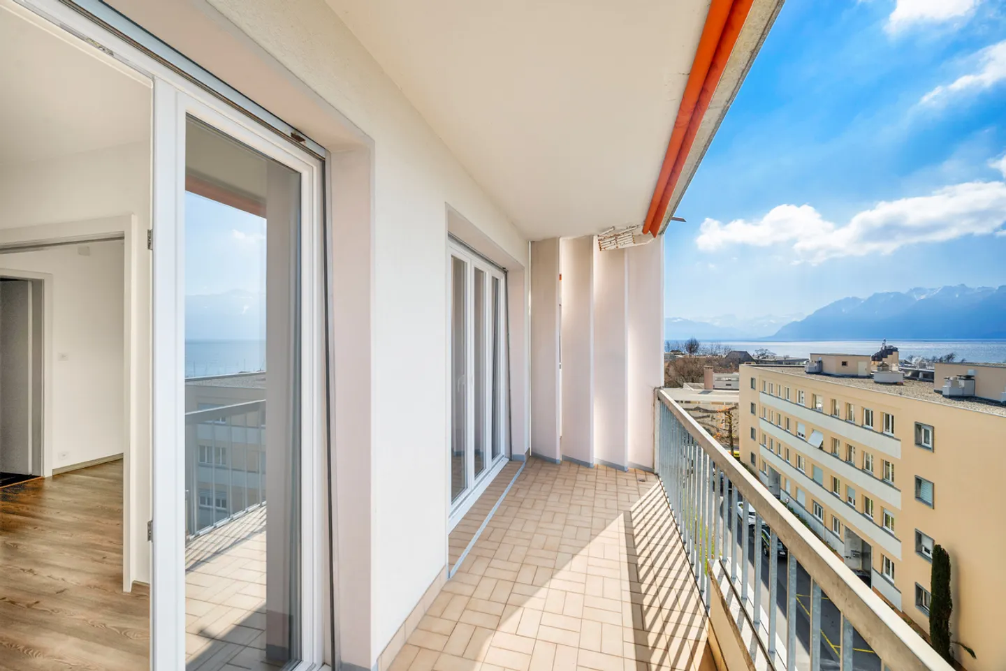 Bright Apartment with Lake View - Photo 3 of 13