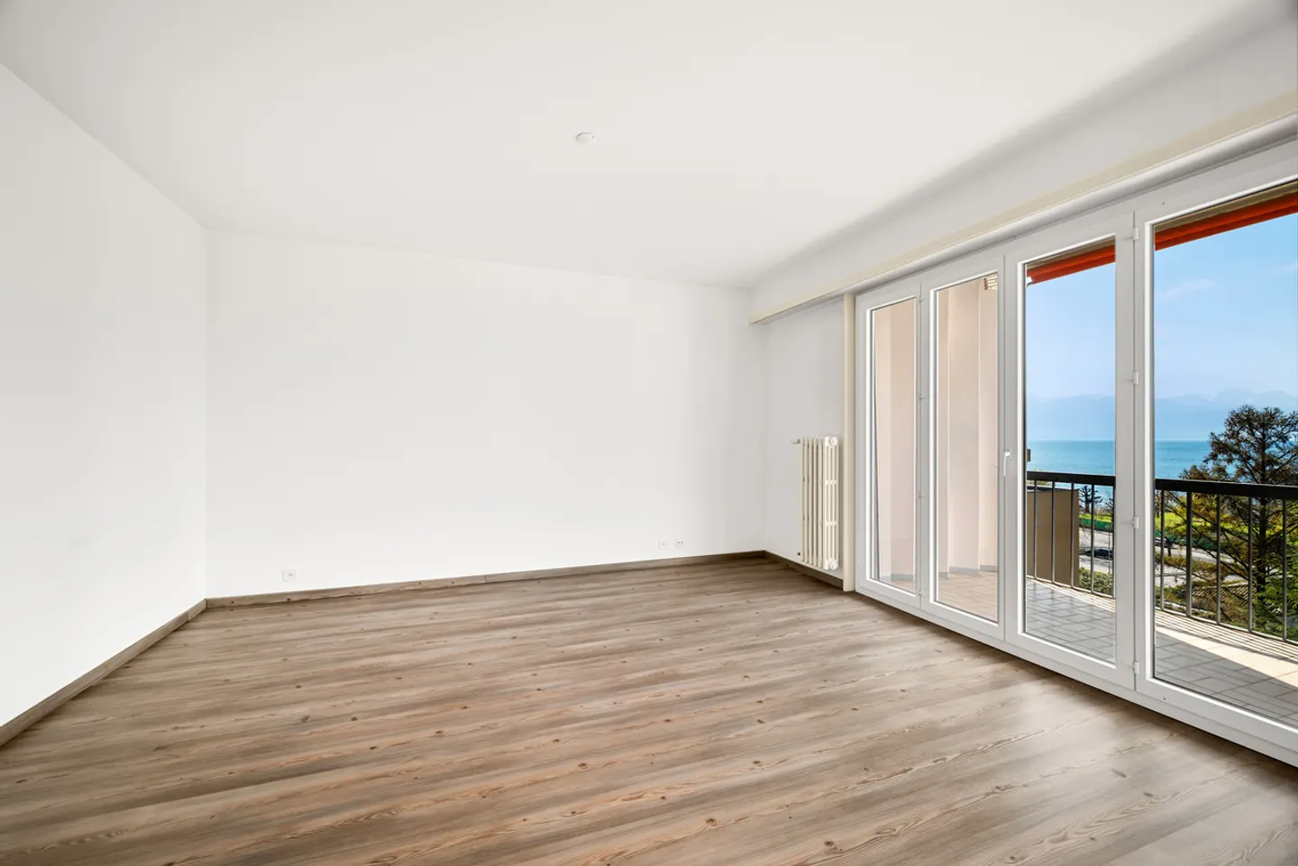 Bright Apartment with Lake View - Photo 4 of 13
