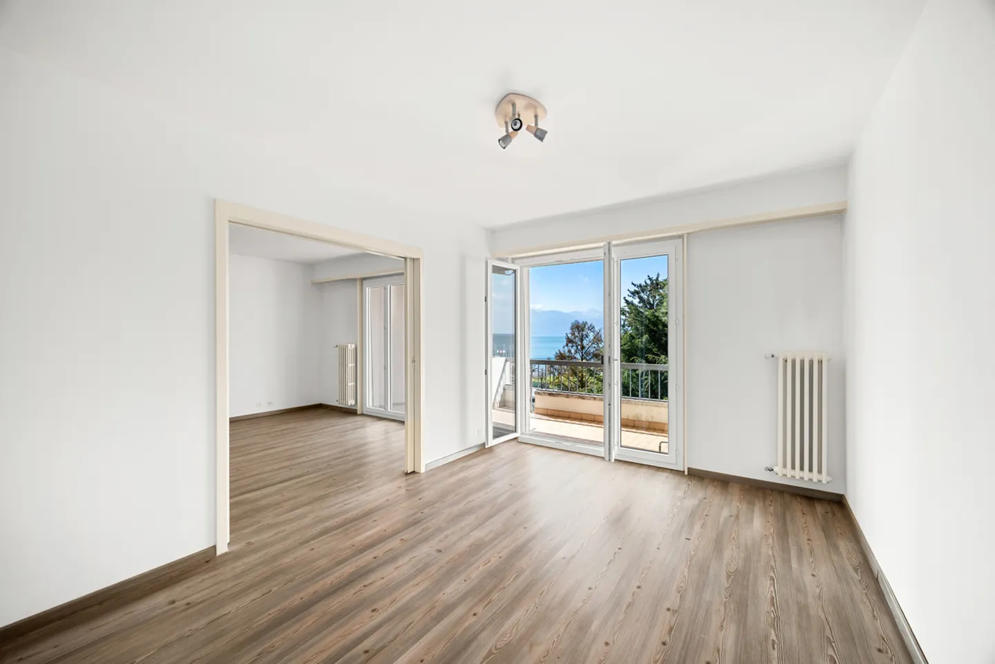 Bright Apartment with Lake View - Photo 5 of 13
