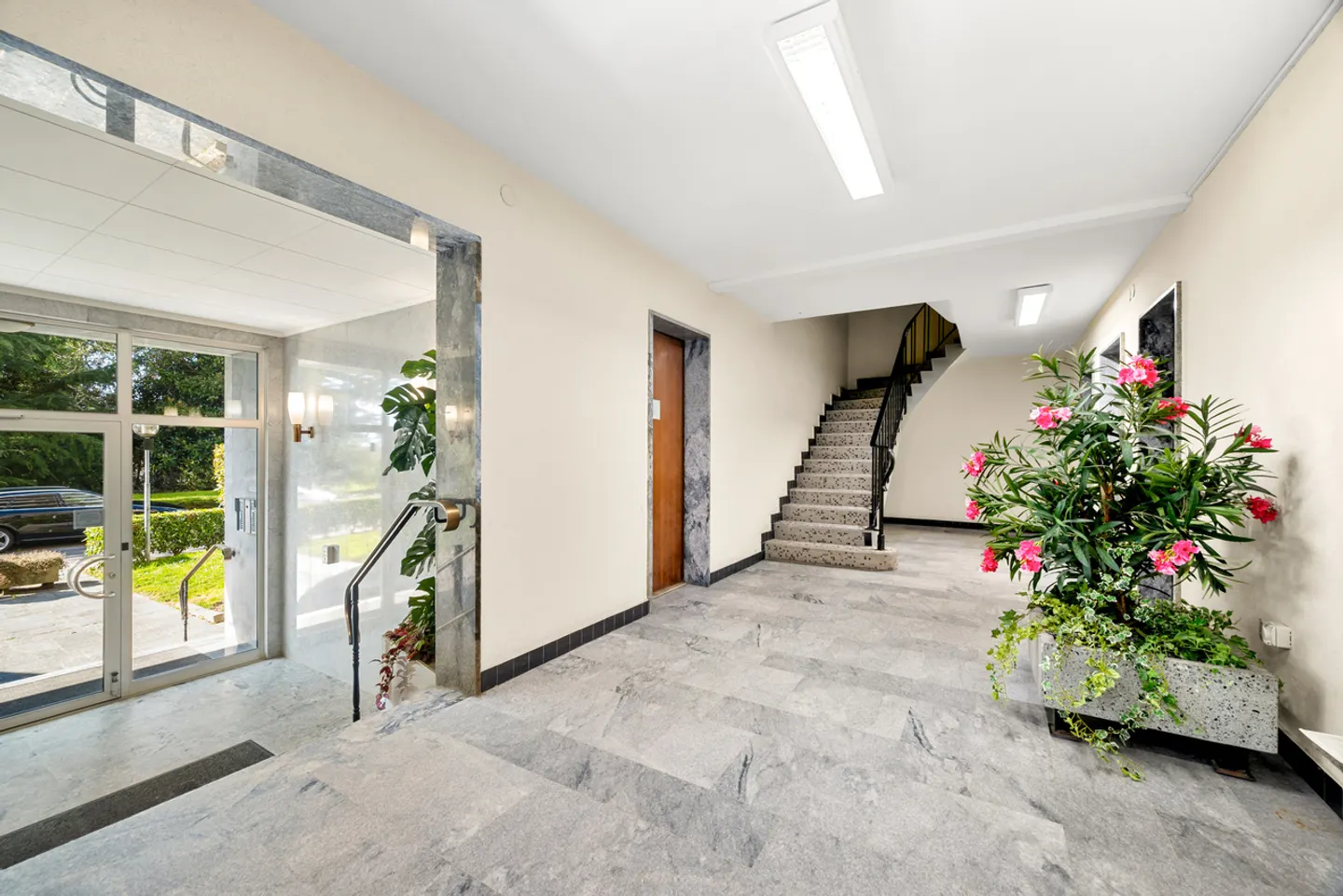 Bright Apartment with Lake View - Photo 12 of 13